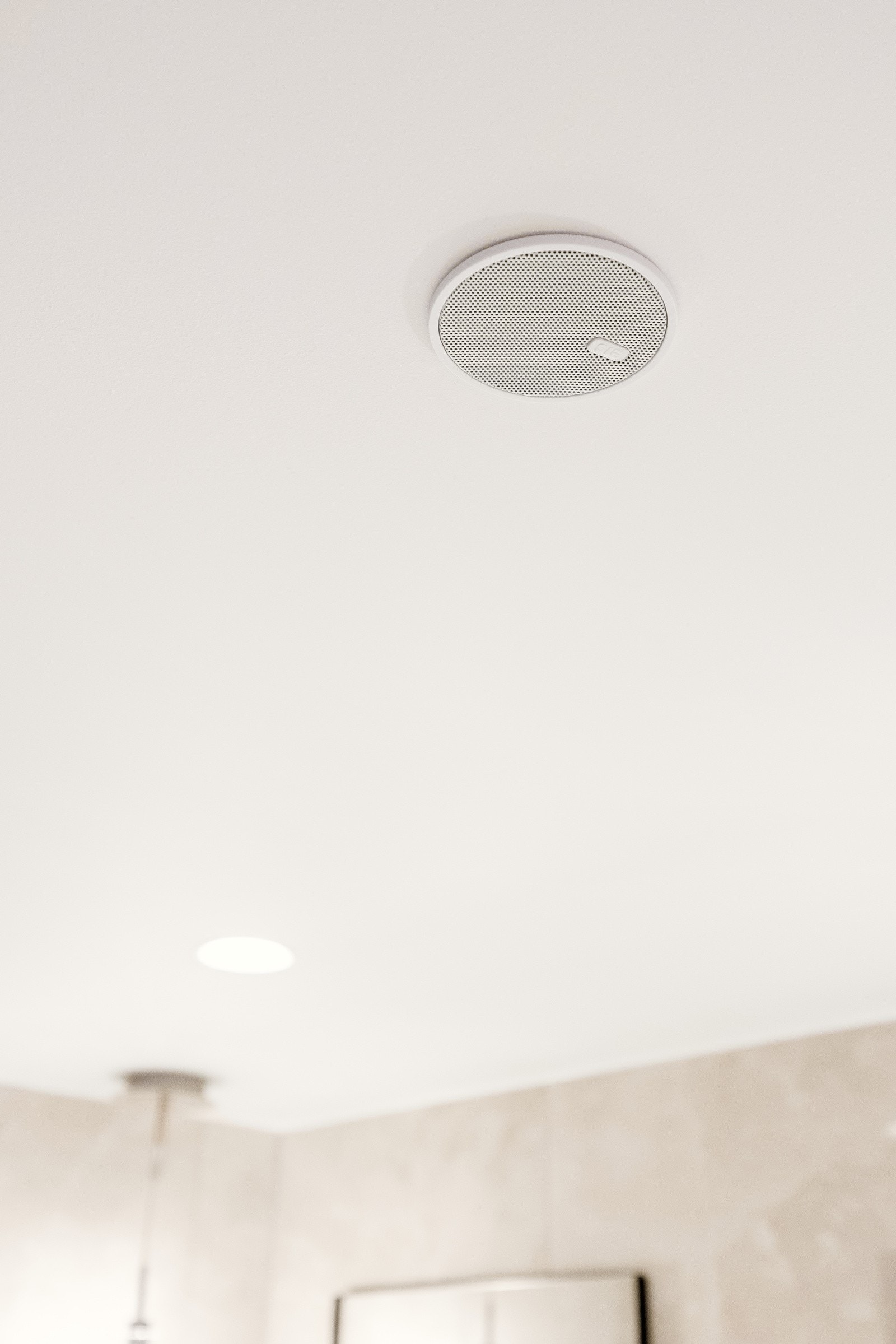 Kjøkken, stue og 2 bad har integrerte høyttalere i himling. Galleribilde