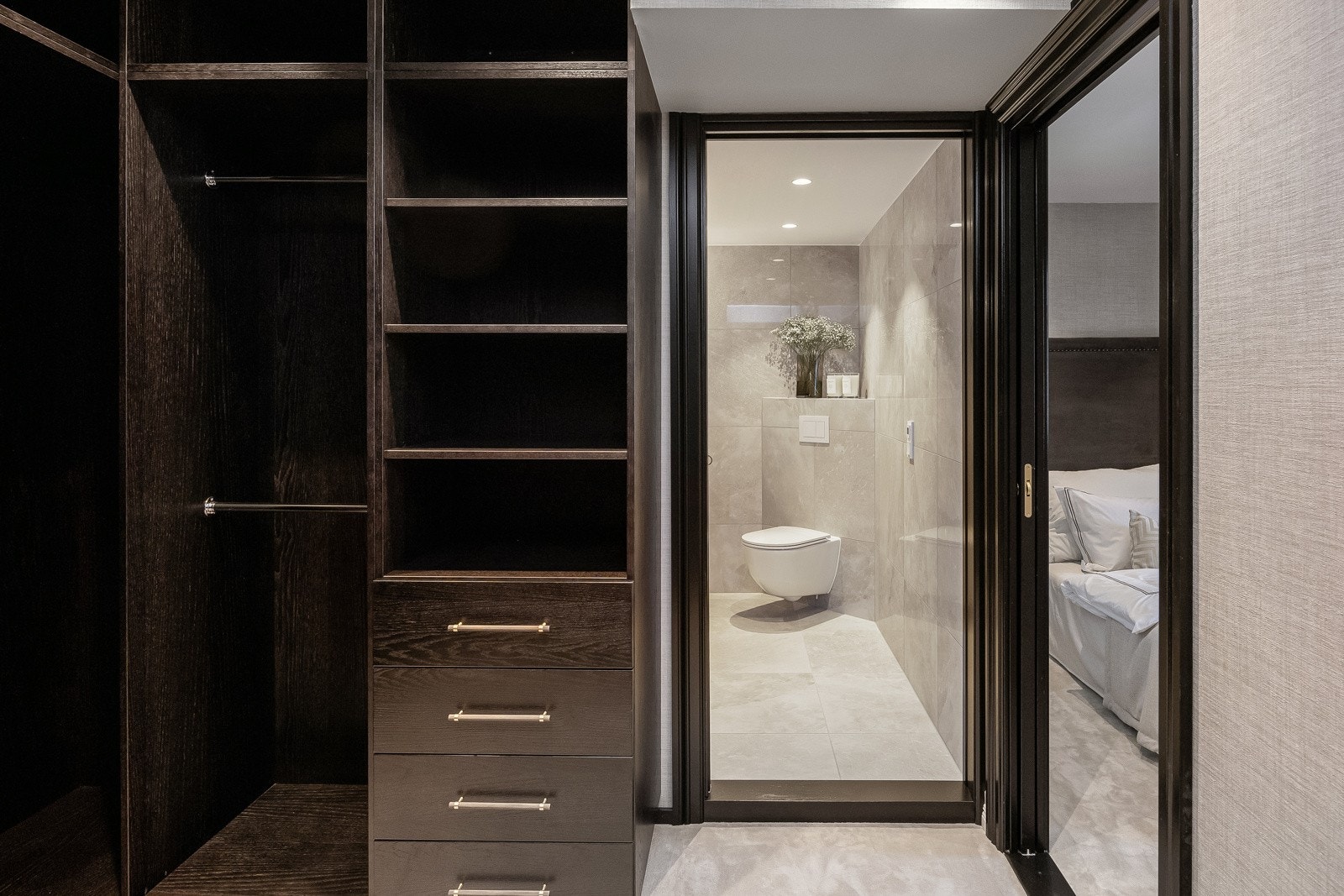 Walk-in-closet har plassbygde lagringsløsninger, hvor man har lagring på tre sider. Galleribilde