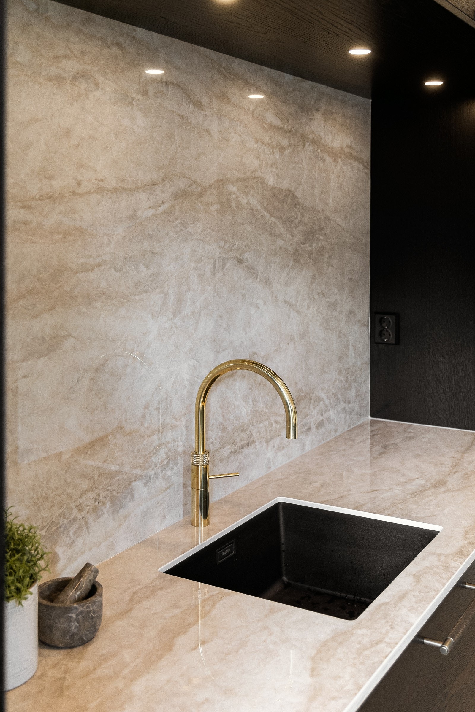 Dekton et godt valg for de som ønsker at benkeplaten skal kunne tåle "alt" Galleribilde