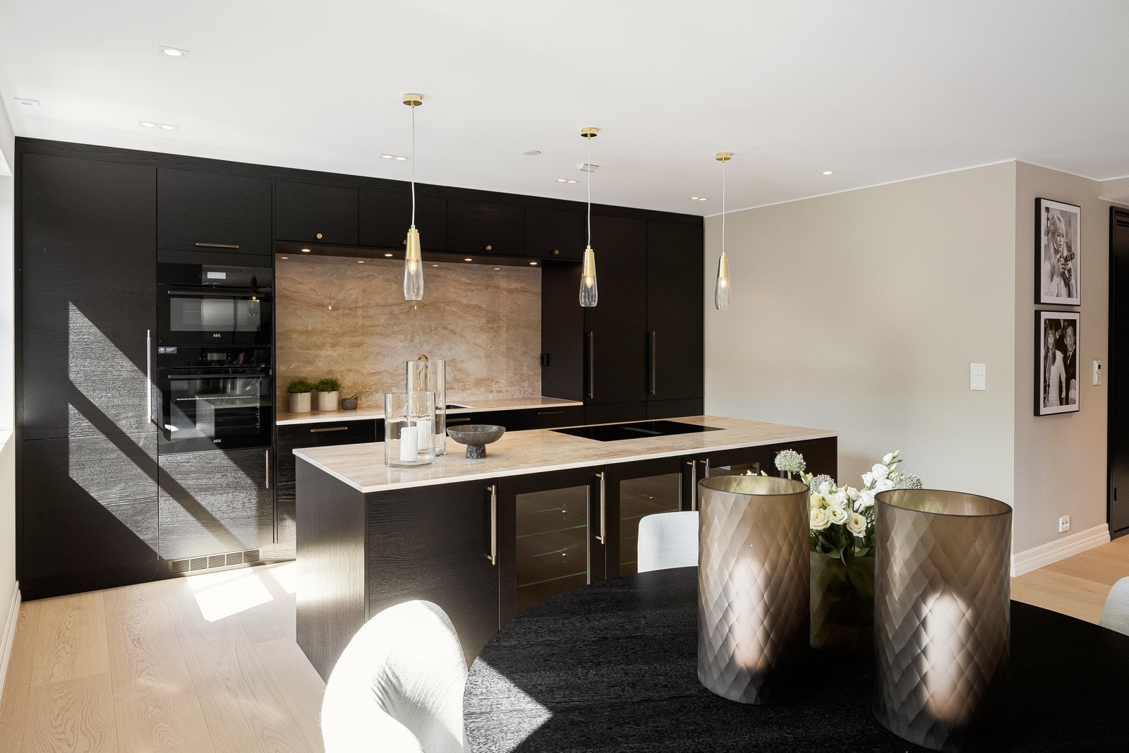 Vask er underlimt, noe som bidrar til å holde kjøkkenet ryddig. Eksklusive kjøkkenhåndtak fra lovehandeles type copenhagen. Galleribilde