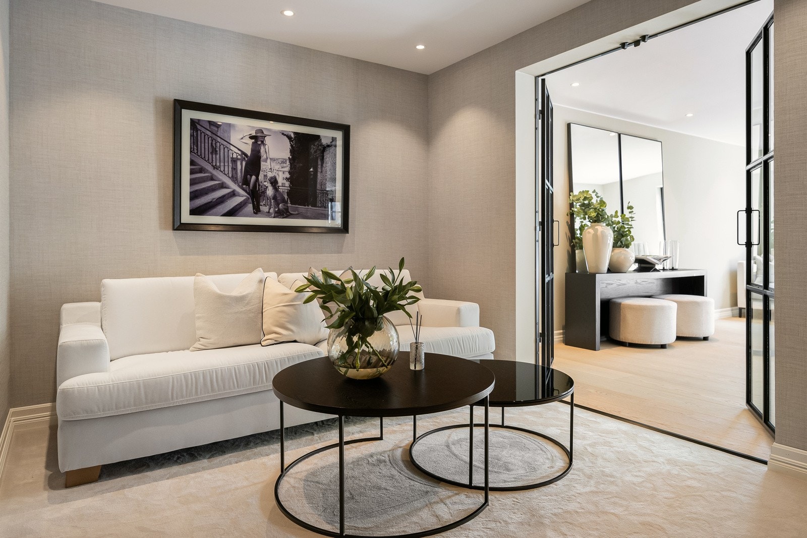 Ekstra stue, walk in closet, bad og soveromsfløy har eksklusivt teppegulv i allergivennlig materiale. Galleribilde