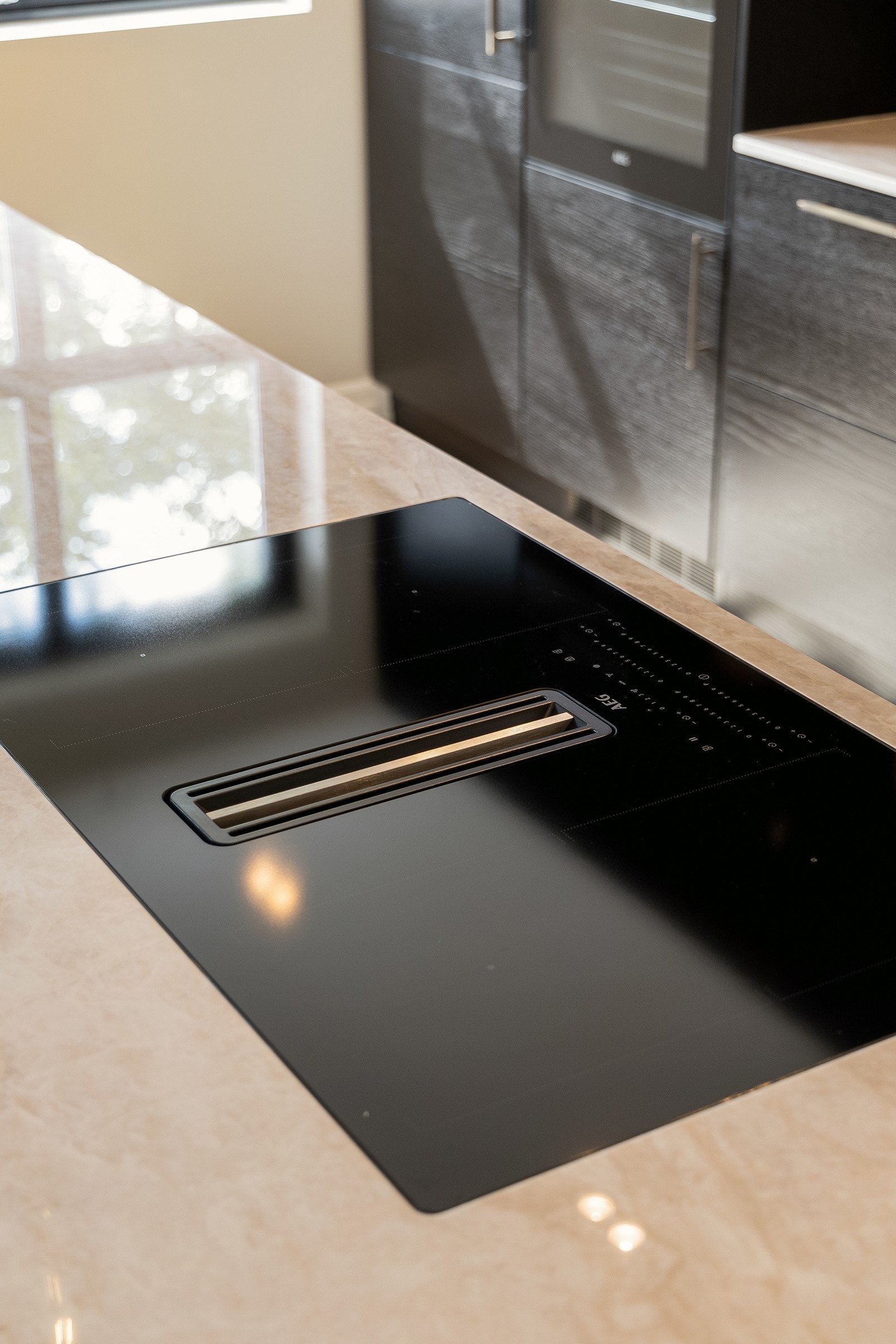 Alle hvitevarer er levert av kvalitetsleverandøren AEG, med blant annet oppvaskmaskin, komfyr, kjøleskap og fryseskap, 2stk stekeovner og induksjonstopp med integrert ventilator. Galleribilde