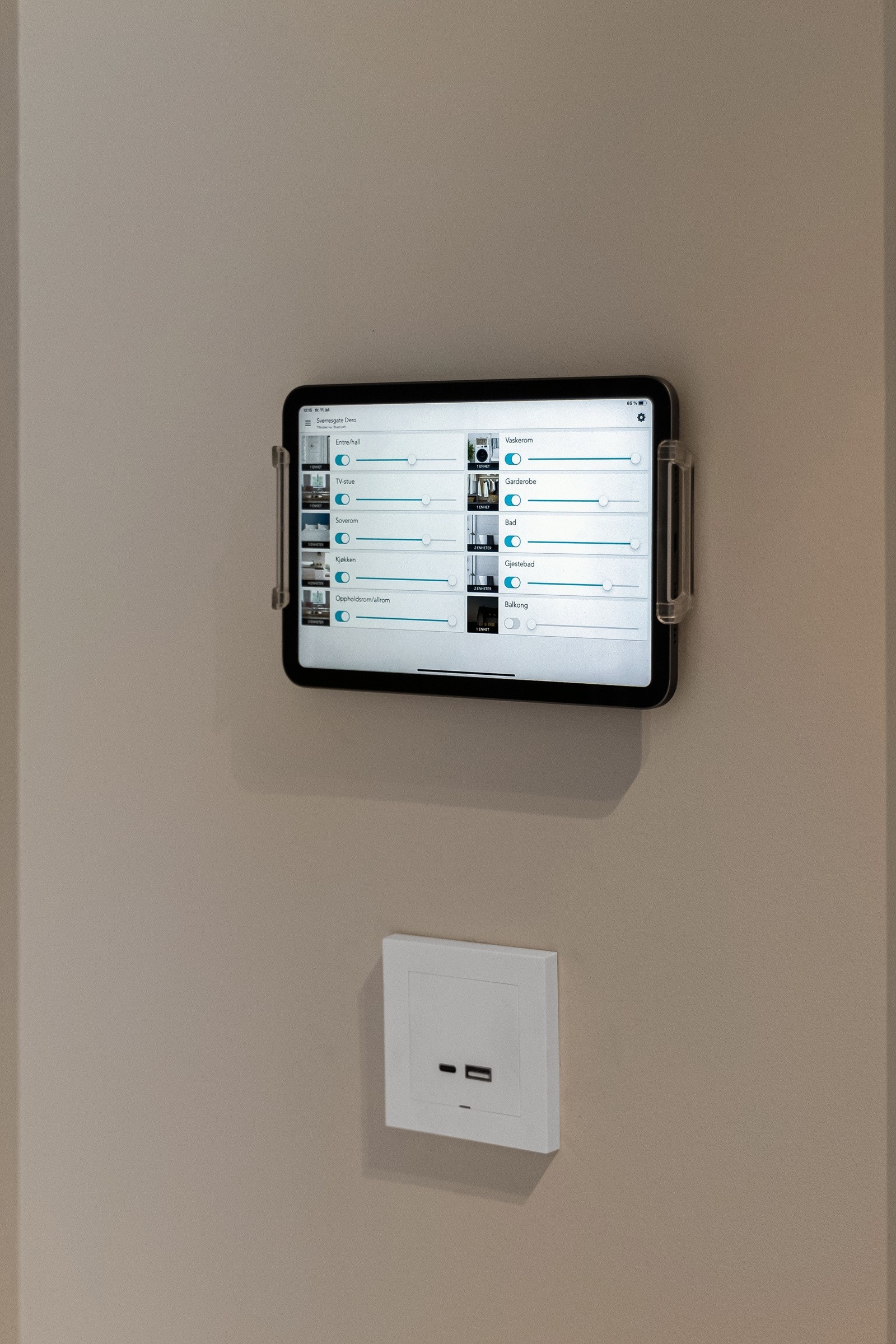 En praktisk tilrettelagt leiligheten der lyd, lys og varme kan styres vi brytere, Ipad eller med mobil. Galleribilde