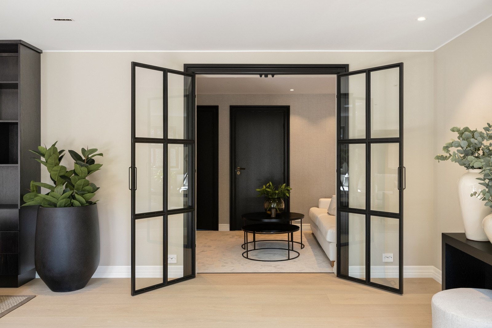 Flotte smijernsdører inn til ekstra stue. Galleribilde