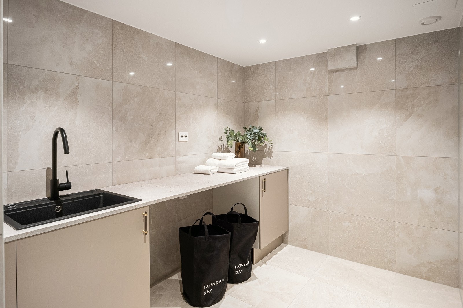 Fra entre har man adkomst til dedikert vaskerom og bad med gjestetoalett. Galleribilde