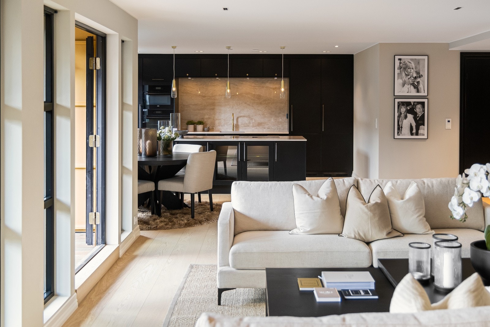 Stuen er romslig og er i dag innredet med ulike soner. Galleribilde