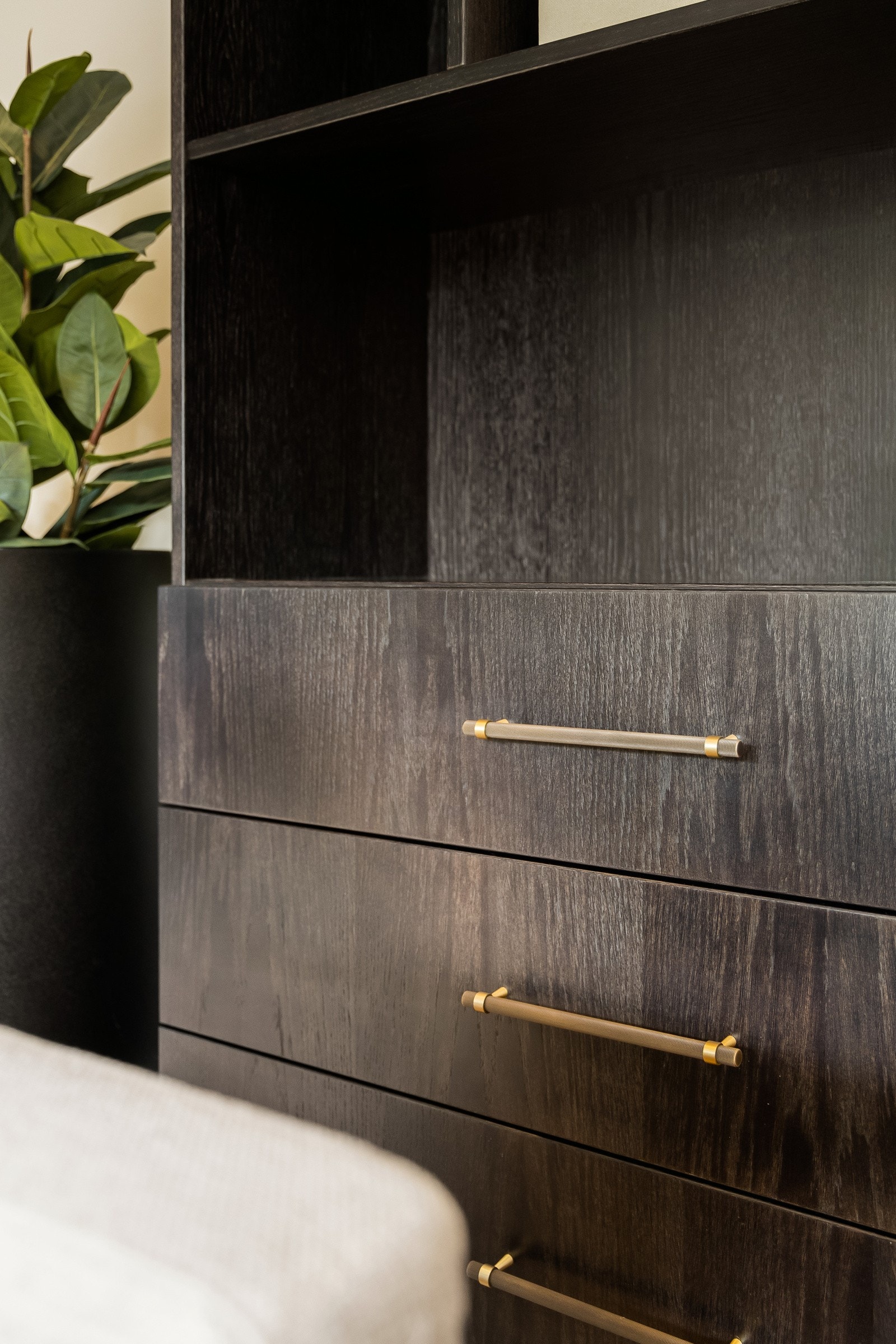 Eier har lagt vekt på detaljer i oppussingen her finner man flere plassbygde løsninger som garderobe, tv-møbel og walk in garderobe fra Brovold møbeldesign. Galleribilde