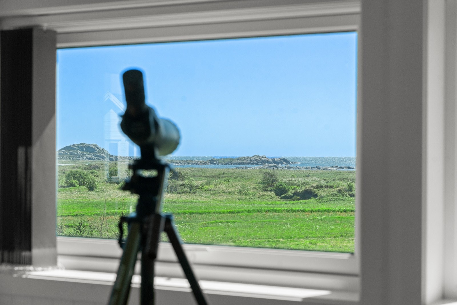 Fra loftstua har man en flott utsikt mot havet og området rundt. Galleribilde