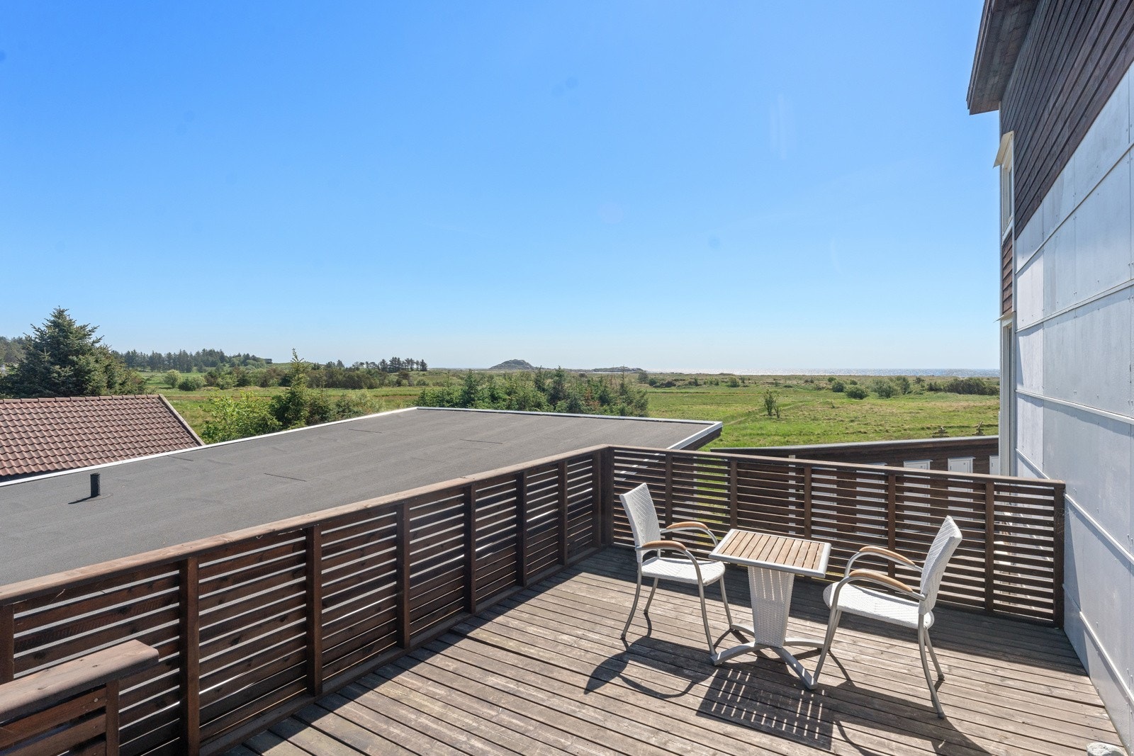 Romslig terrasse ved innganspartiet Galleribilde