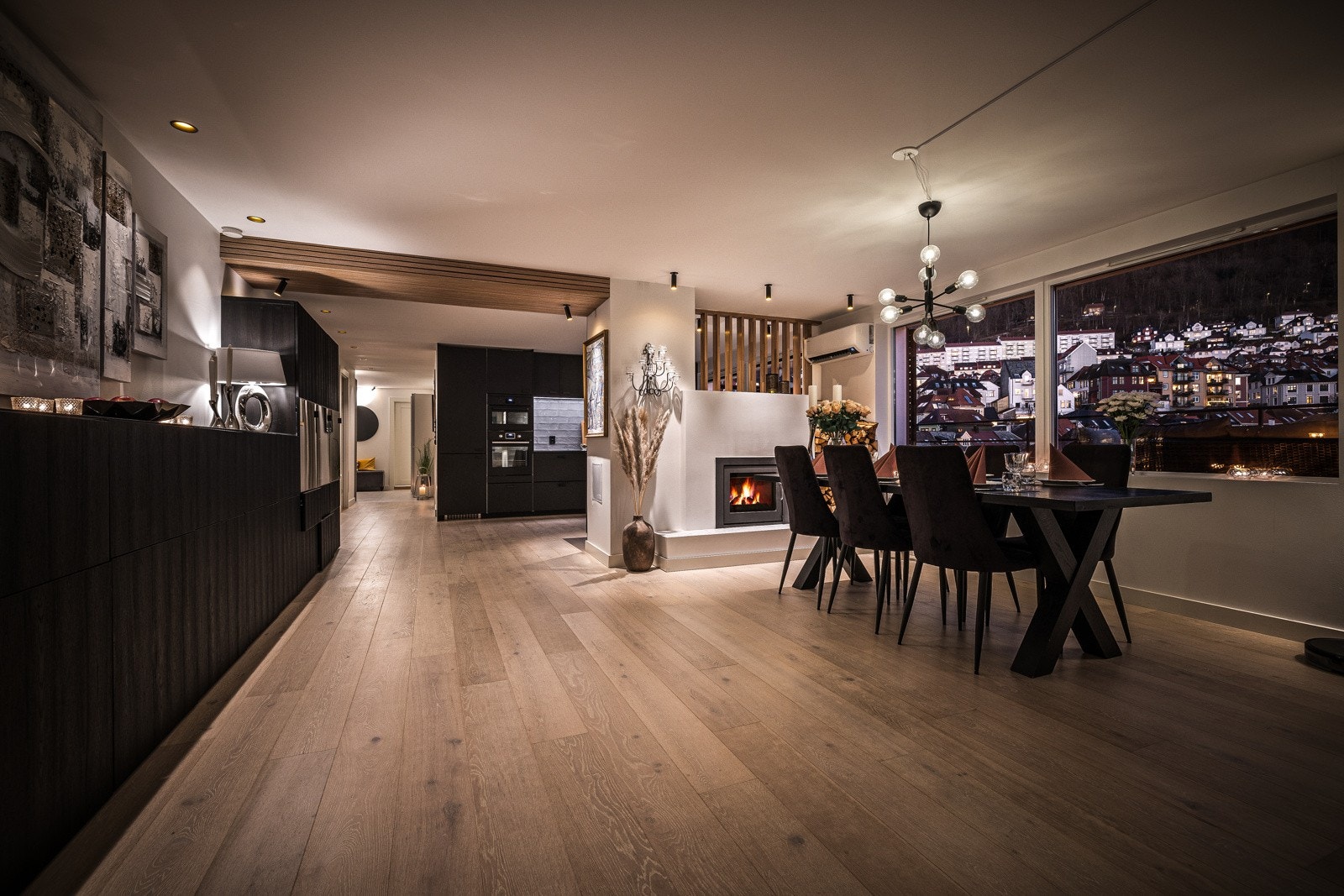 - En klassisk, unik og original leilighet med stor privat terrasse og flott utsikt, like bak Bryggen i Bergen - Galleribilde