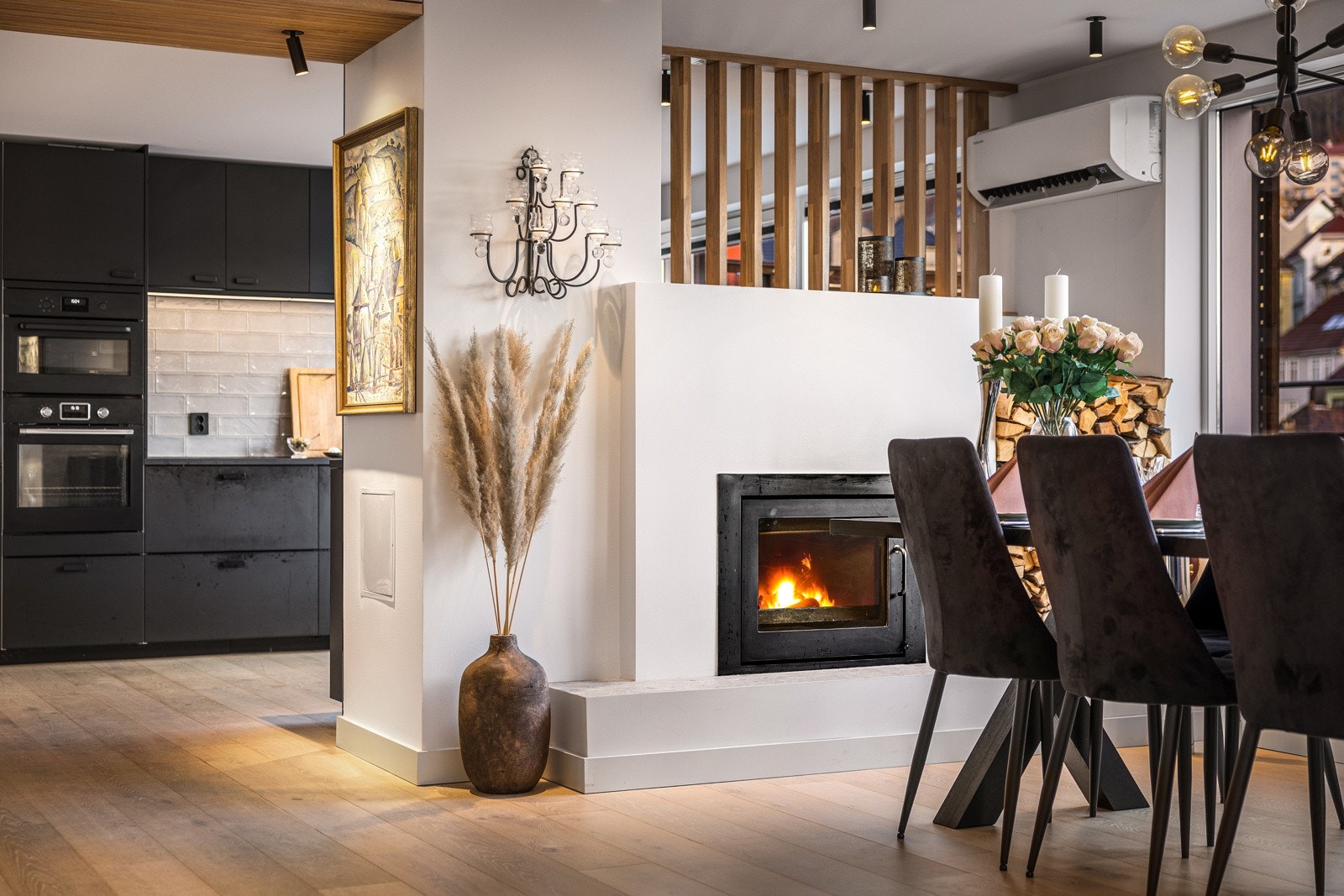 - Den lekre peisen er et flott blikkfang og setter virkelig stemningen på kveldstid - Galleribilde