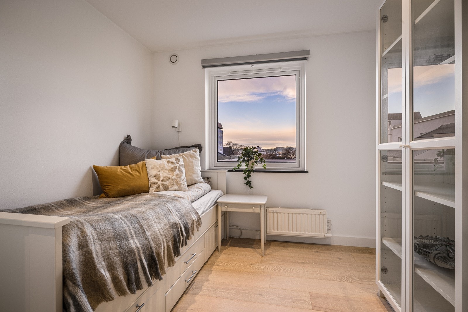 - De tre andre soverommene holder noe mindre størrelse, men har plass til ønsket møblering - Galleribilde