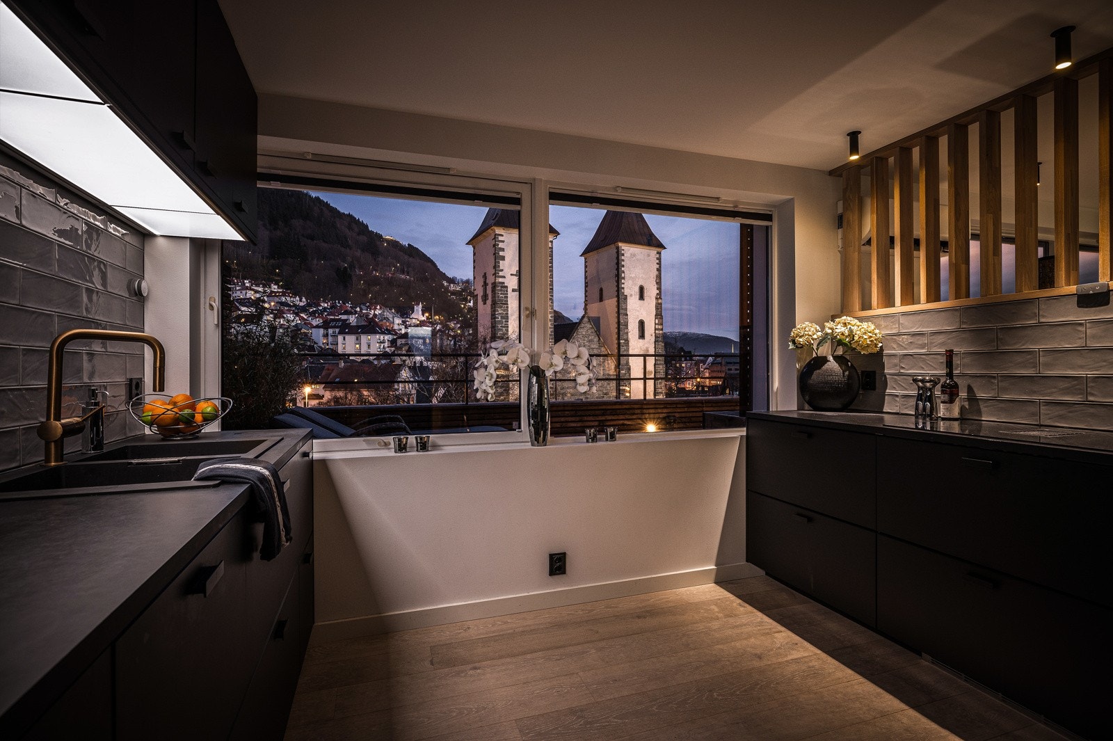 - Kjøkkenet har også store, fine vinduer som gir godt med naturlig lys og utsikt mot Mariakirken - Galleribilde