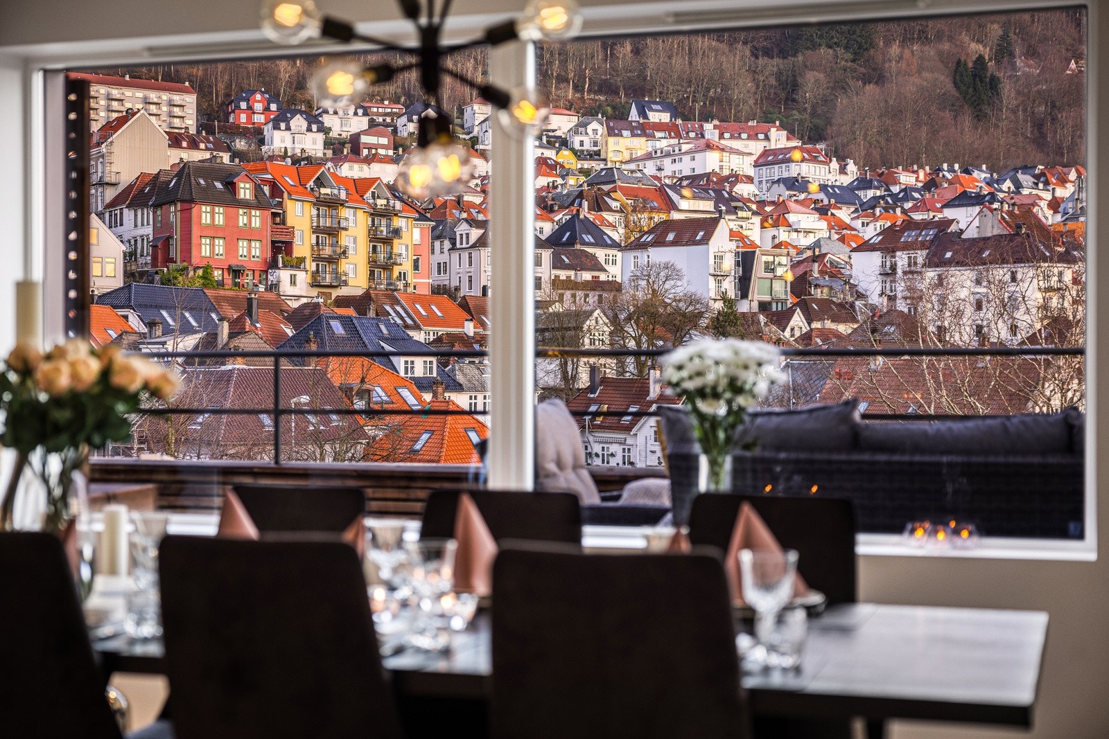 - Fra spisestuen har du flott utsikt mot fjellsiden - Galleribilde