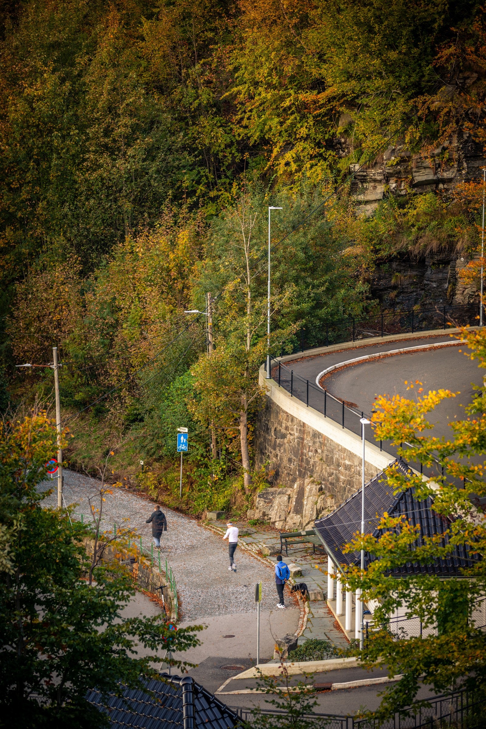- Fjellveien, som strekker seg rundt 4 kilometer meter langs byfjellene, er ideell for både løpeturer og avslappende kveldsturer - Galleribilde