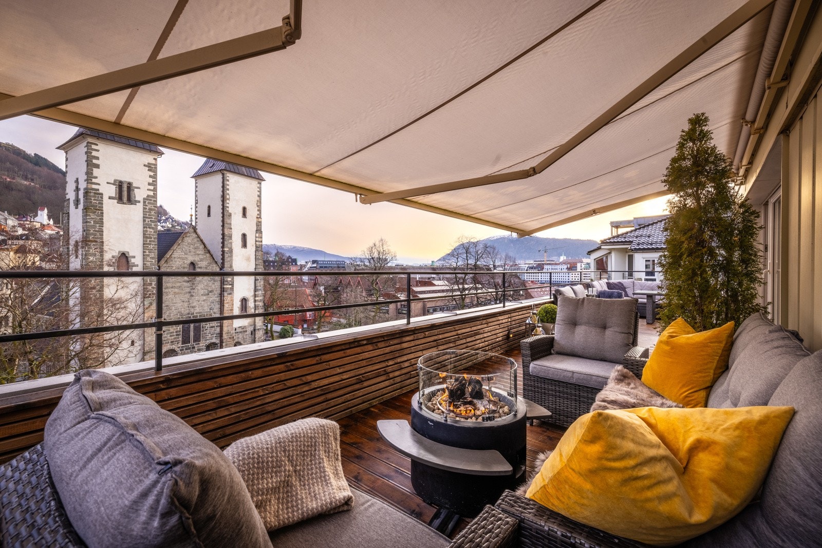 - Deler av terrassen har markise som gjør den mye svært anvendelig - Galleribilde