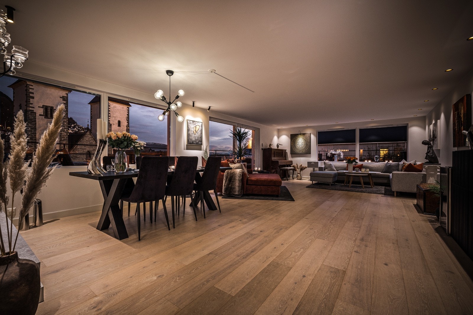 - Leiligheten har en romslig stue med åpen kjøkkenløsning og god plass til møblement i flere soner - Galleribilde