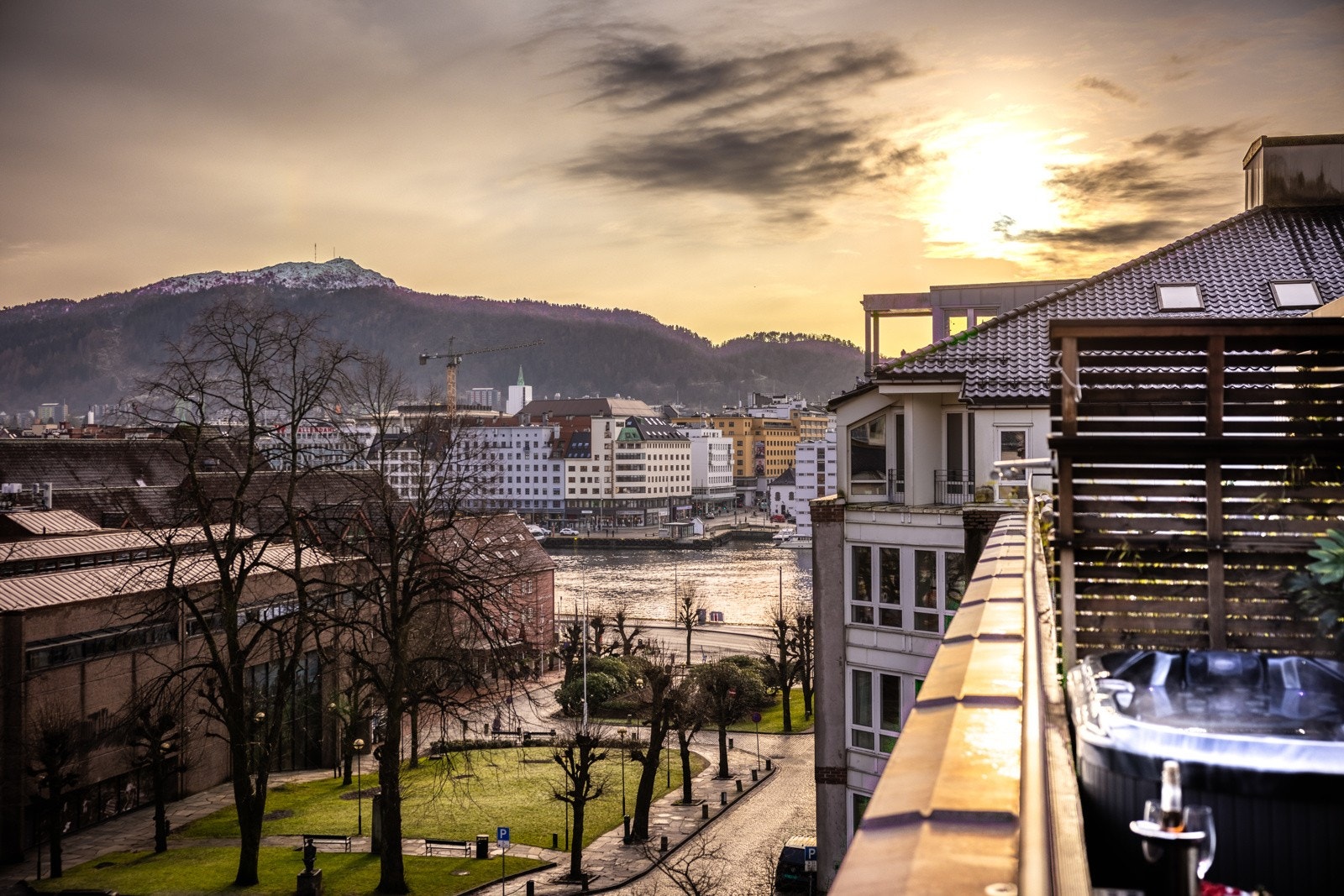 - Fra jacuzzien kan man nyte utsikt mot deler av Vågen - Galleribilde