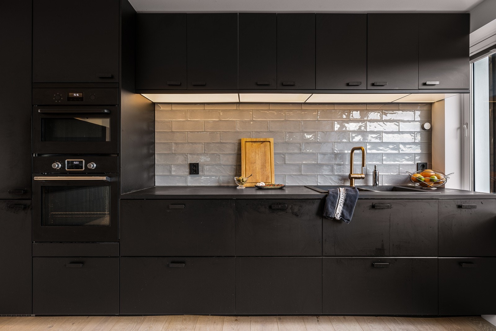 - Integrerte hvitevarer, herunder ovn, mikrobølgeovn, platetopp med induksjon og integrert ventilator, oppvaskmaskin og kjøleskap med frysedel - Galleribilde