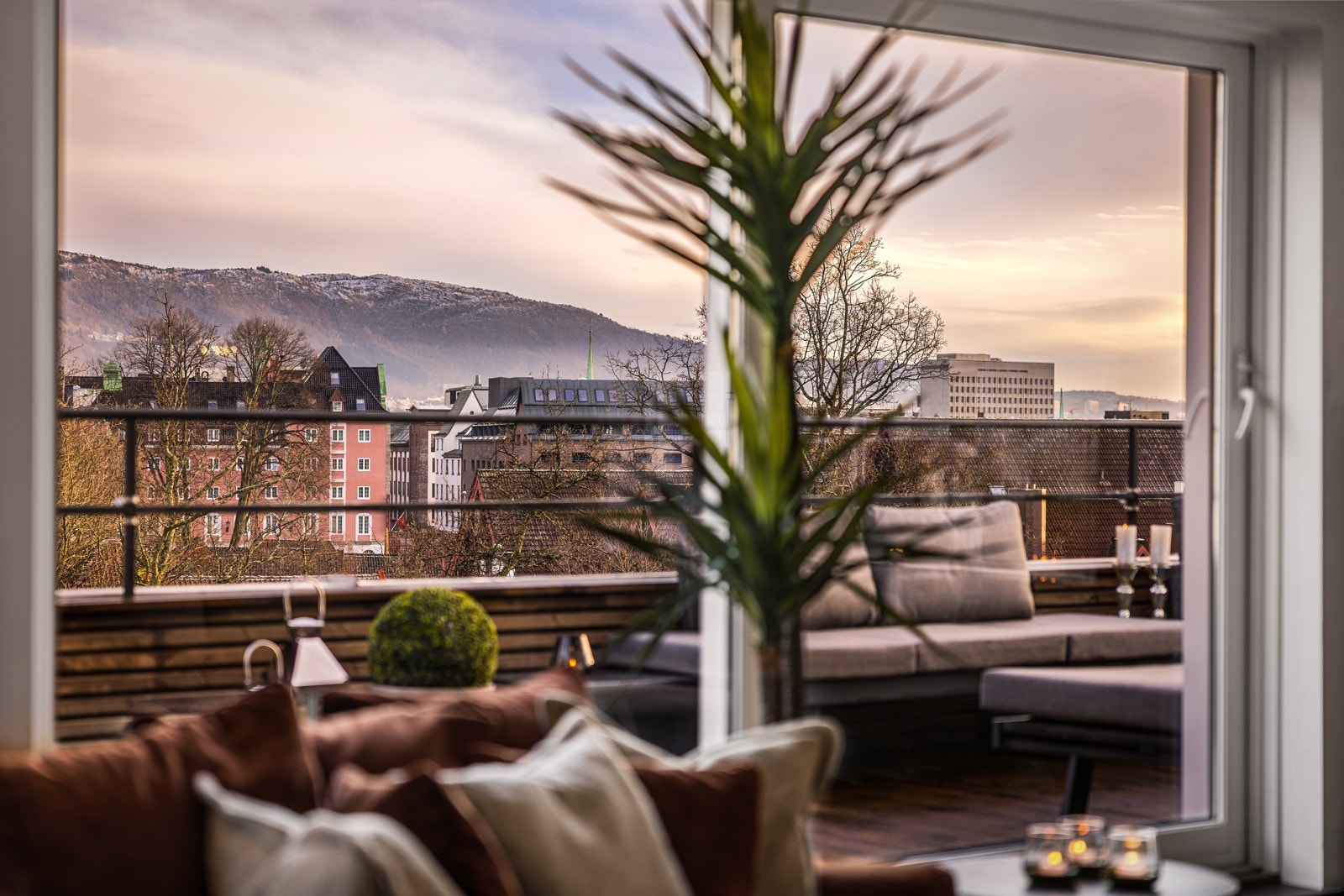 - Fra stuen har man også utgang til en sørvestvendt terrasse på hele 76 kvm - Galleribilde