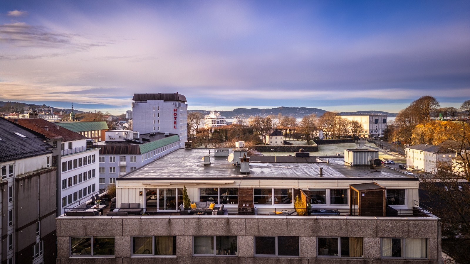 - Terrassen strekker seg langs hele leiligheten, her kan du følge solen fra den står opp til den går ned - Galleribilde