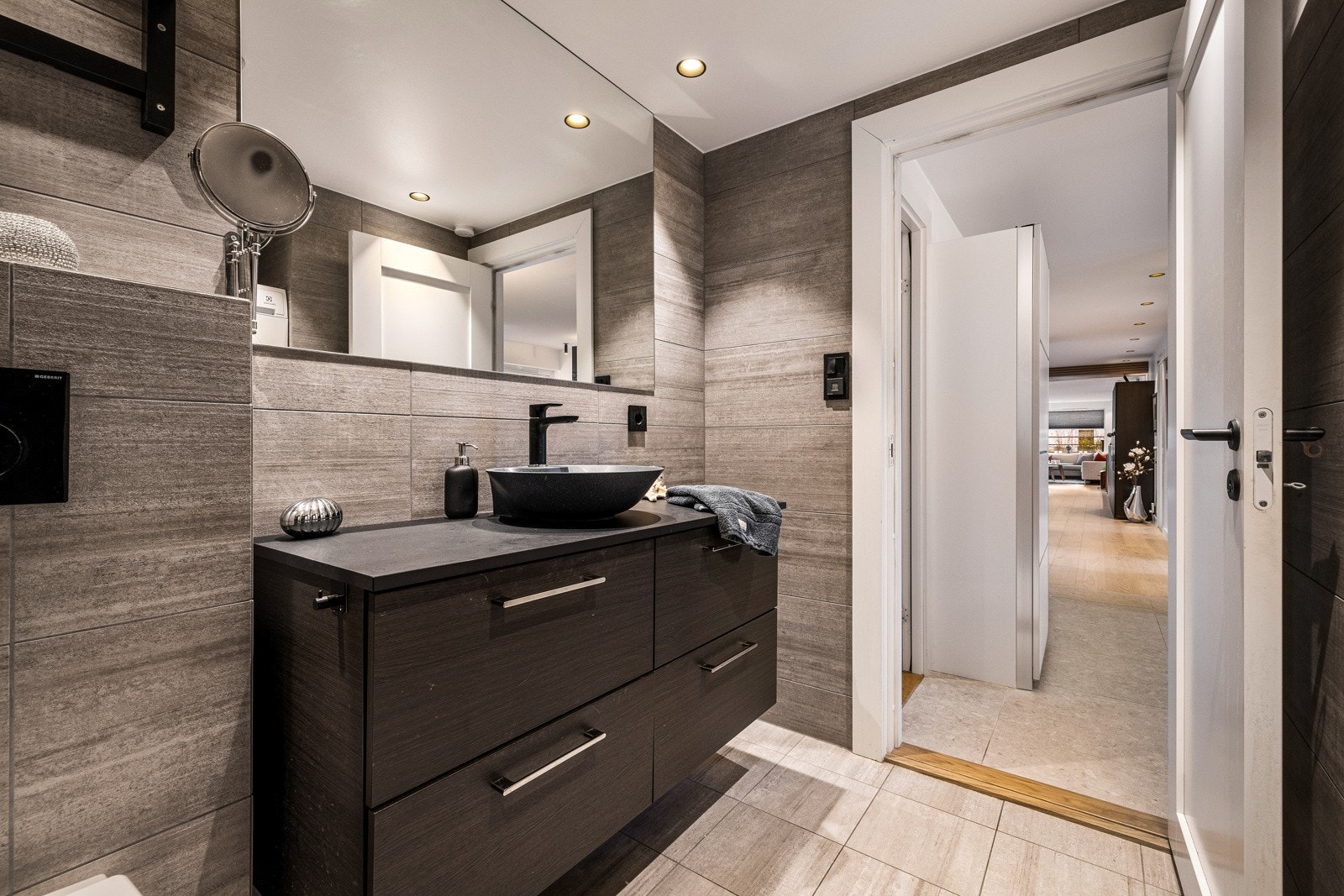 - Det er elektrisk gulvvarme og spotter i himling - Galleribilde