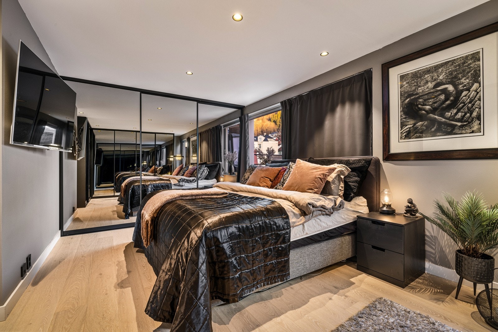 - Det er svært god garderobeløsning med skyvedørsgarderobe langs flere vegger. Rommet oppleves også lyst og luftig - Galleribilde