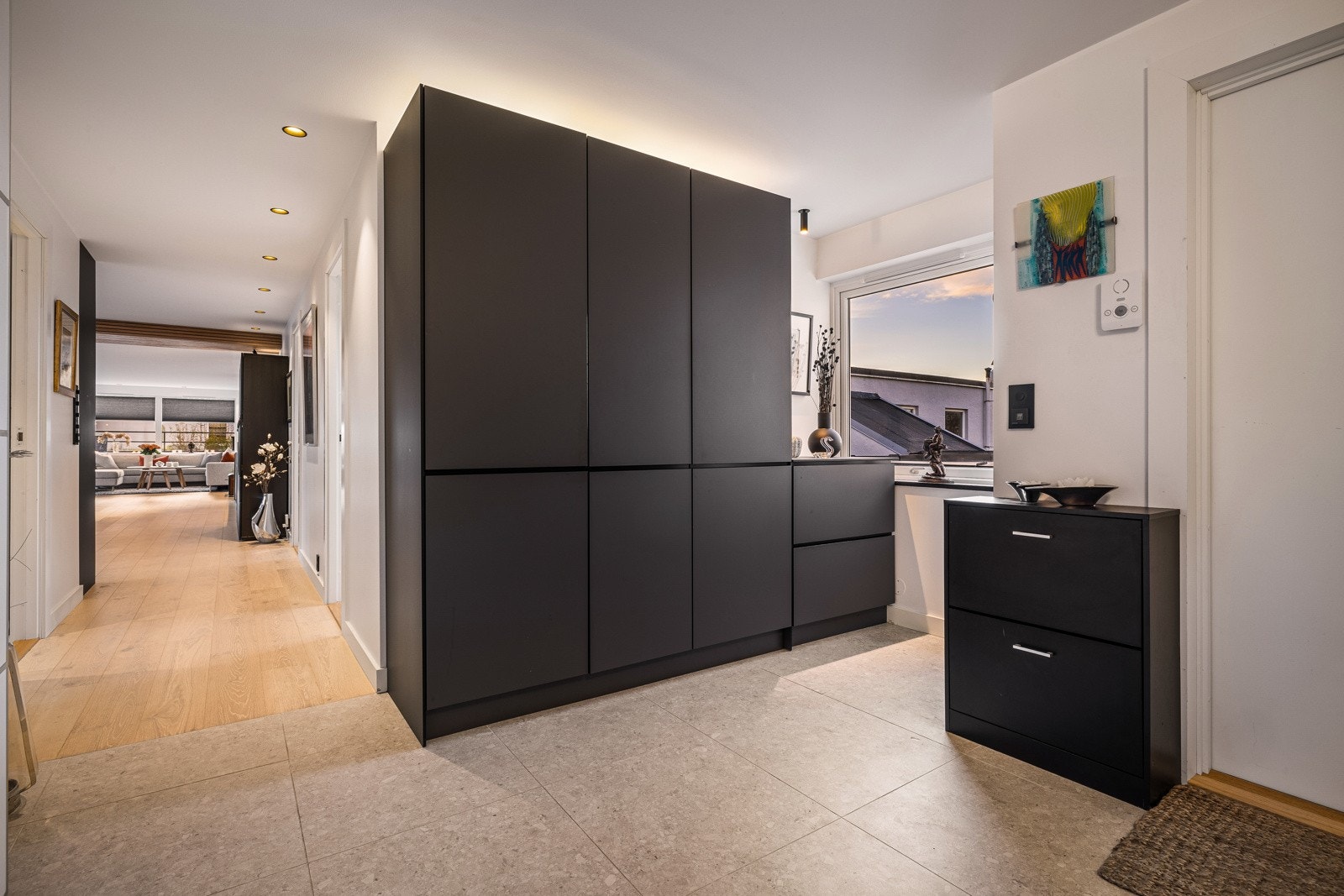 - Boligen har et pent inngangsparti som leder inn til en romslig og meget innbydende entré - Galleribilde