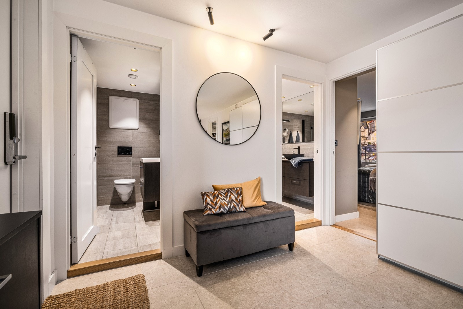 - Entreen har fine, praktiske fliser med varmekabler og to gode garderobeløsninger - Galleribilde