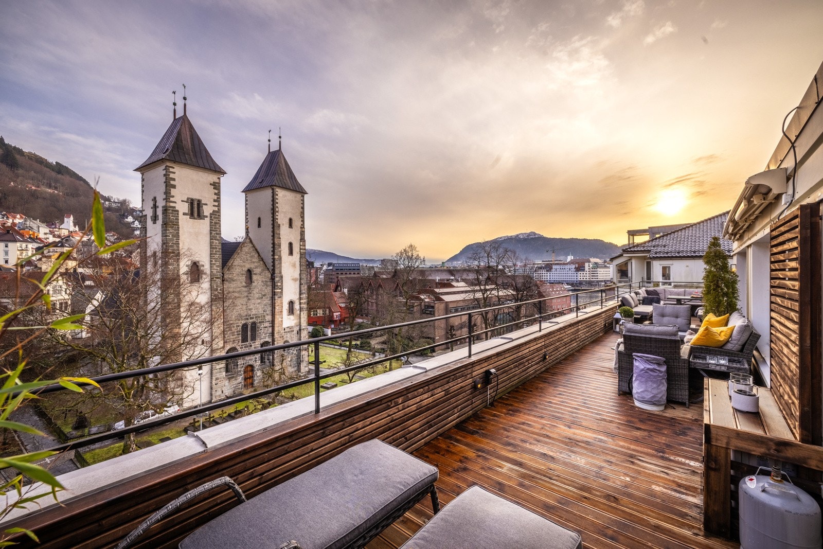 - Her får du en sjelden kombinasjon av moderne bekvemmeligheter, gode solforhold på egen terrasse og en beliggenhet som knapt kan bli bedre - Galleribilde