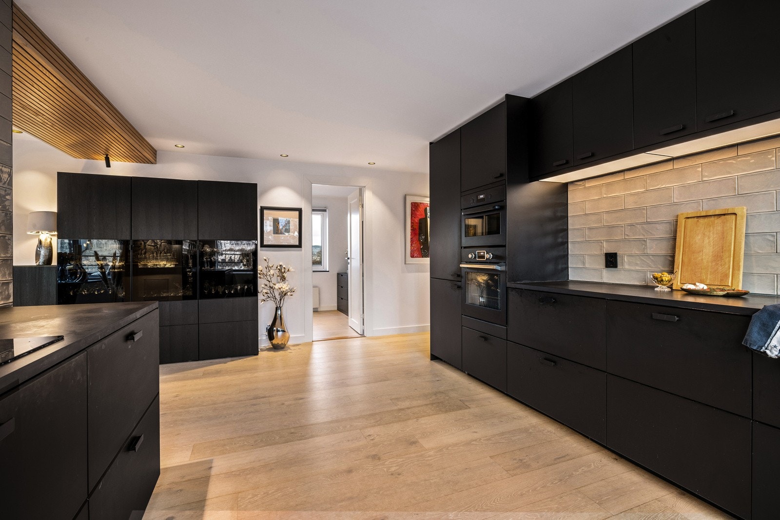 - Her får du rikelig med skap og skuffeplass, samt gode overflater for matlagingen - Galleribilde