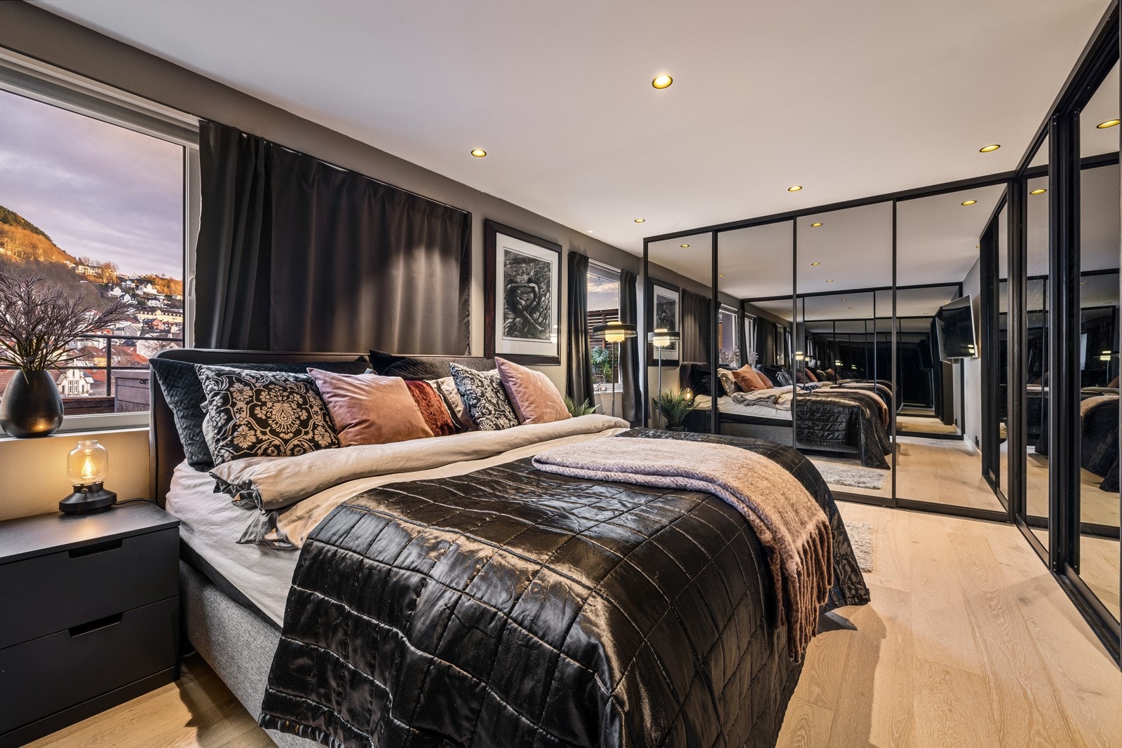 - Hovedsoverommet er av god størrelse på ca. 21 kvm og det er svært god plass til ønsket møblering - Galleribilde