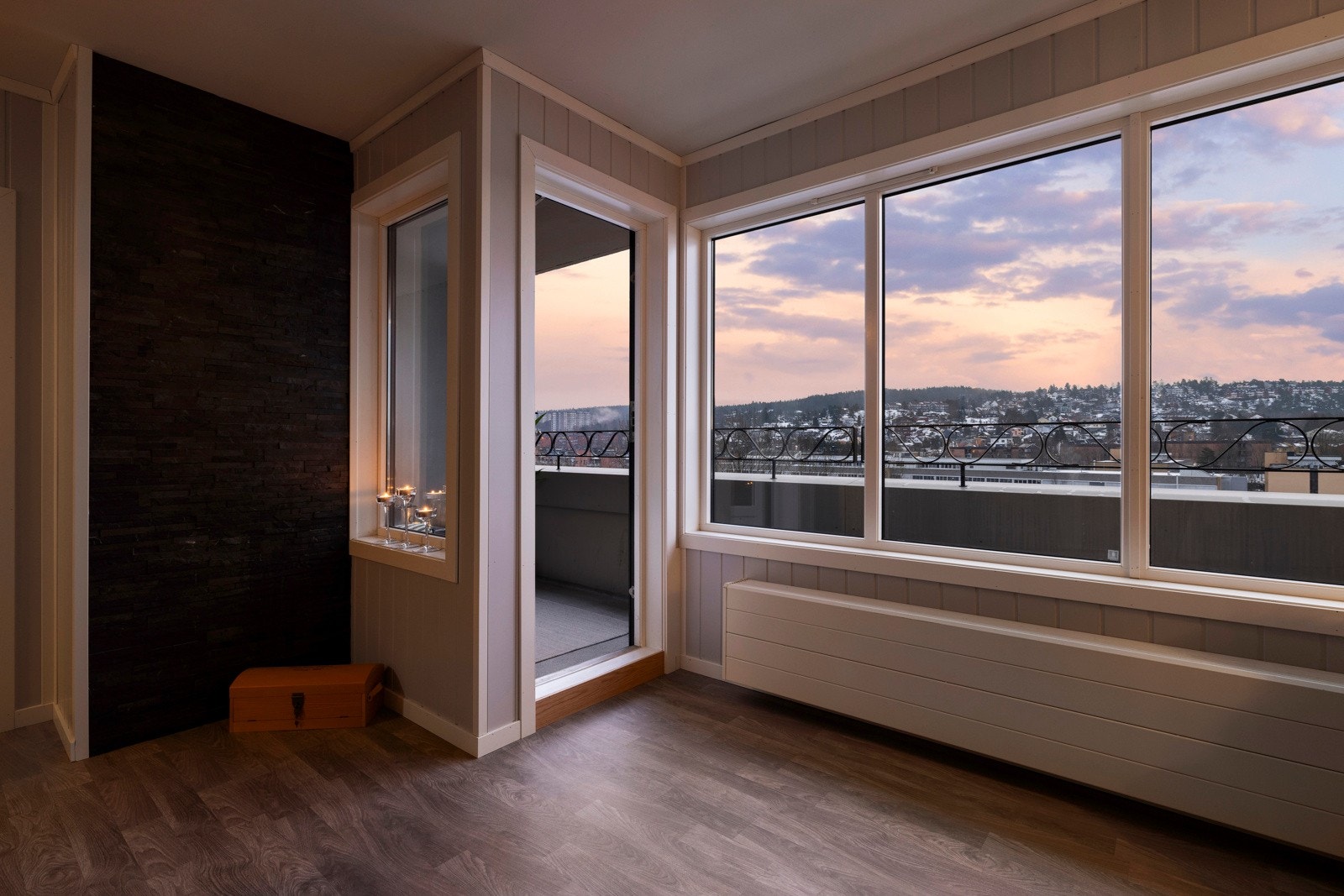 Fra stuen er det utgang til en romslig balkong Galleribilde