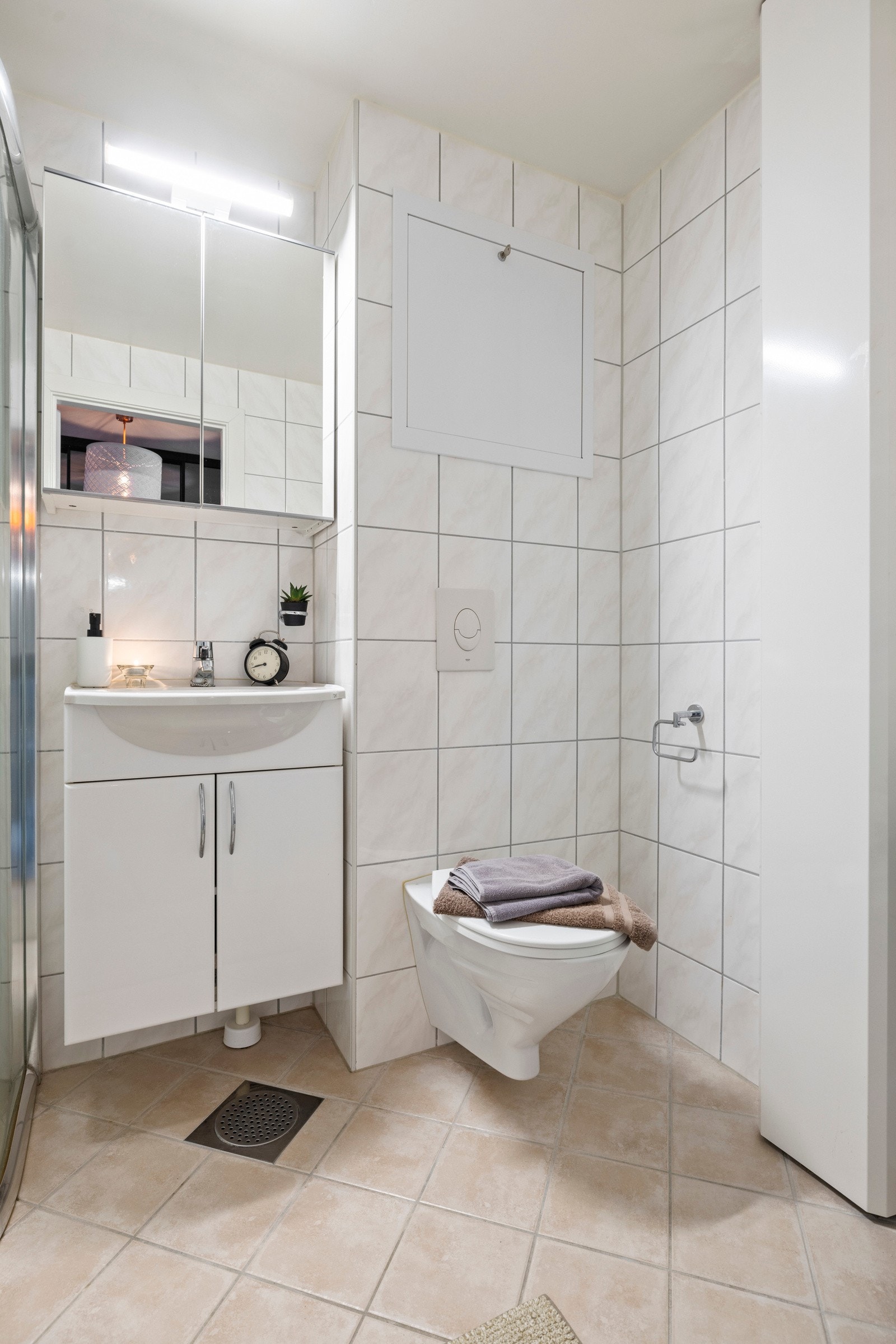 Badet har vegghengt toalett Galleribilde