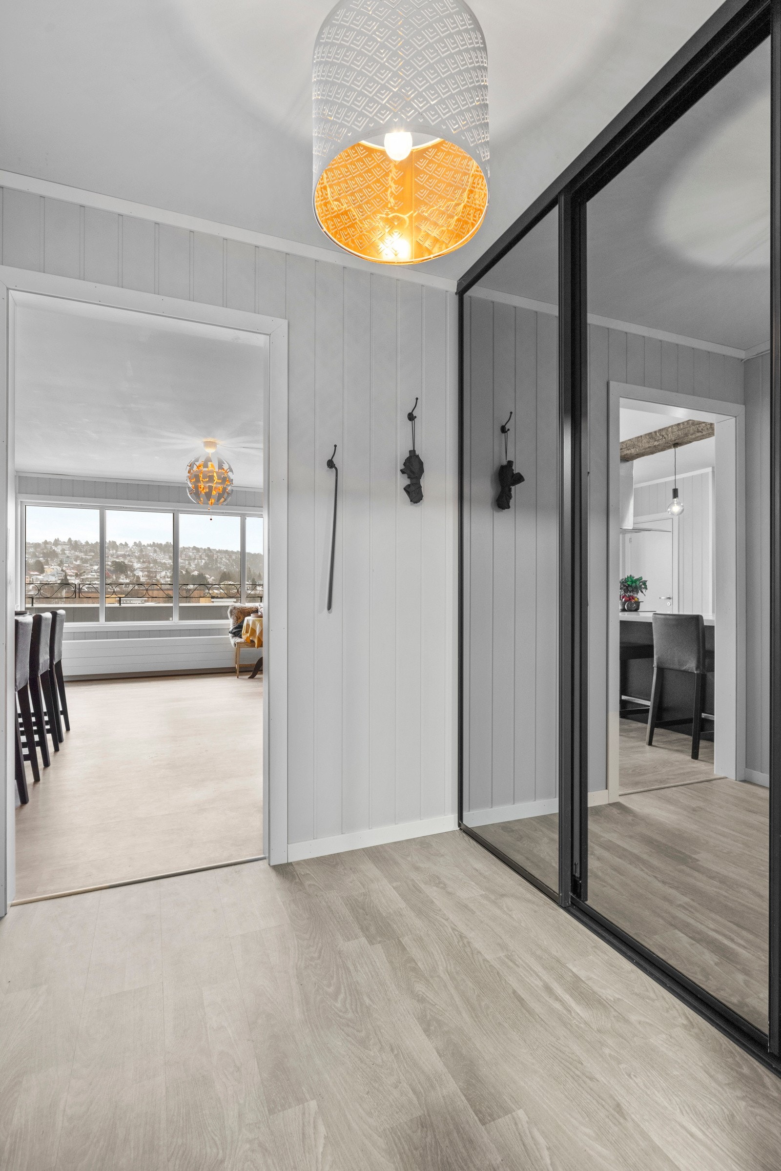 I entréen er det rikelig med oppbevaringsplass i ett plassbygd skyvedørsskap Galleribilde