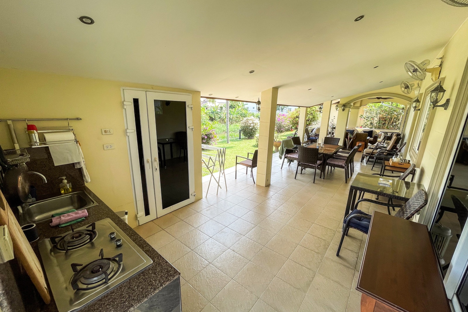 Utekjøkken på terrassen og med utvendig bod Galleribilde