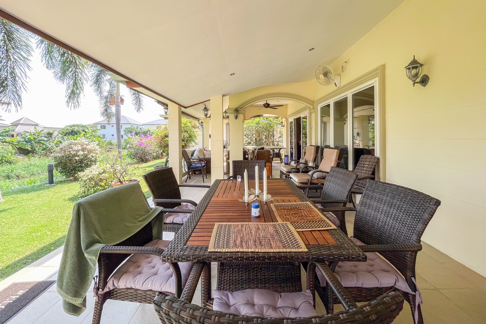 Terrassen har utvidet tak i hele lengden av boligen.
Stort spisebord på terrassen. Galleribilde