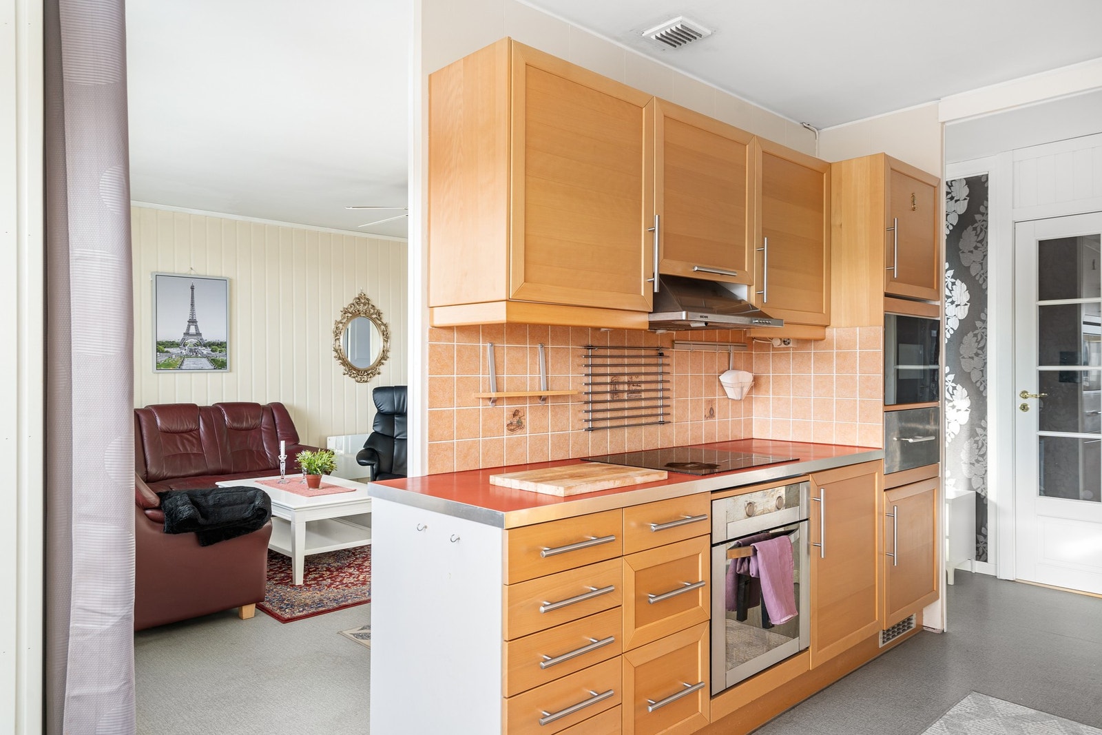 Flott kjøkken med integrert platetopp, stekeovn og mikroovn. Galleribilde