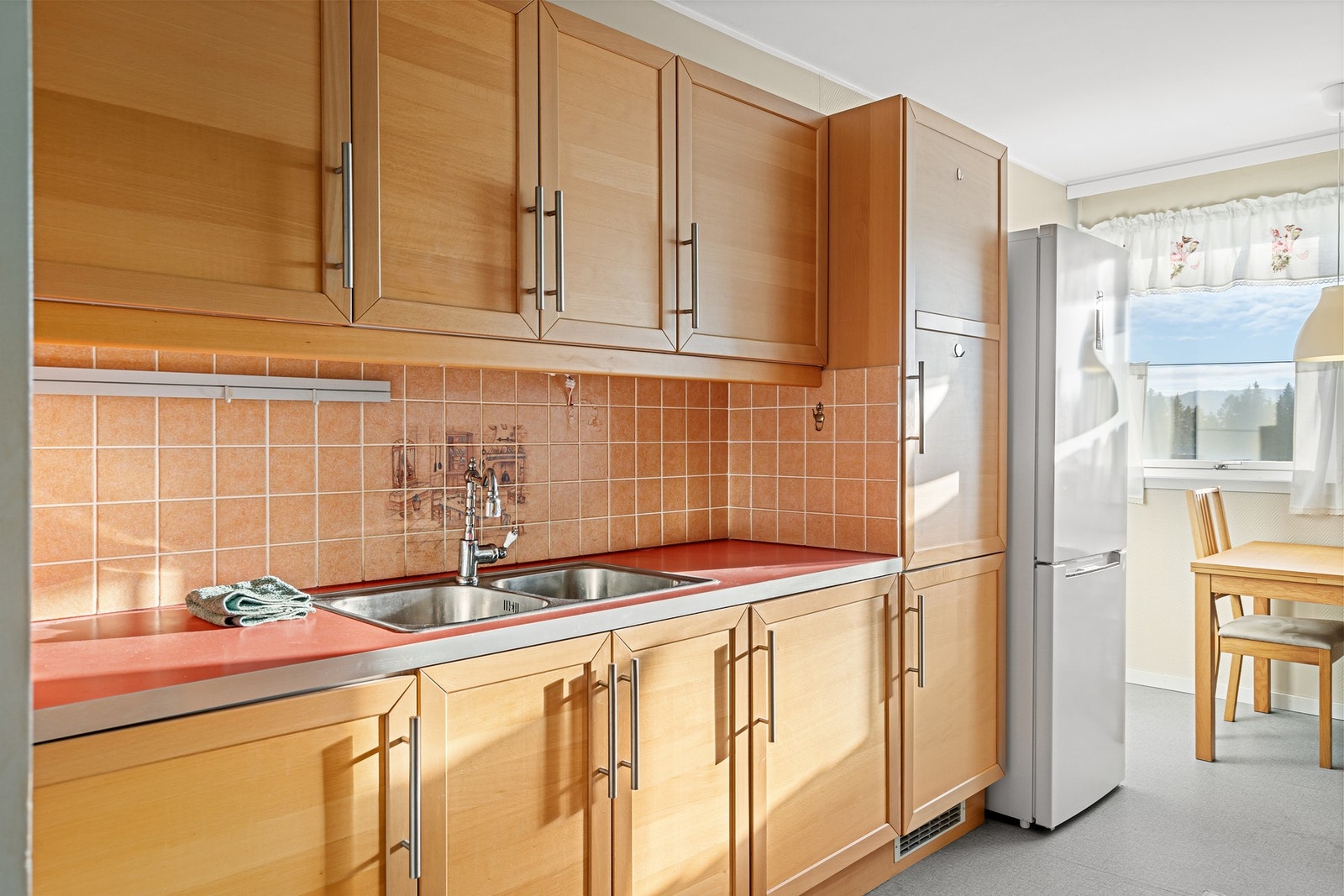 Rikelig med skap- og benkeplass. Galleribilde