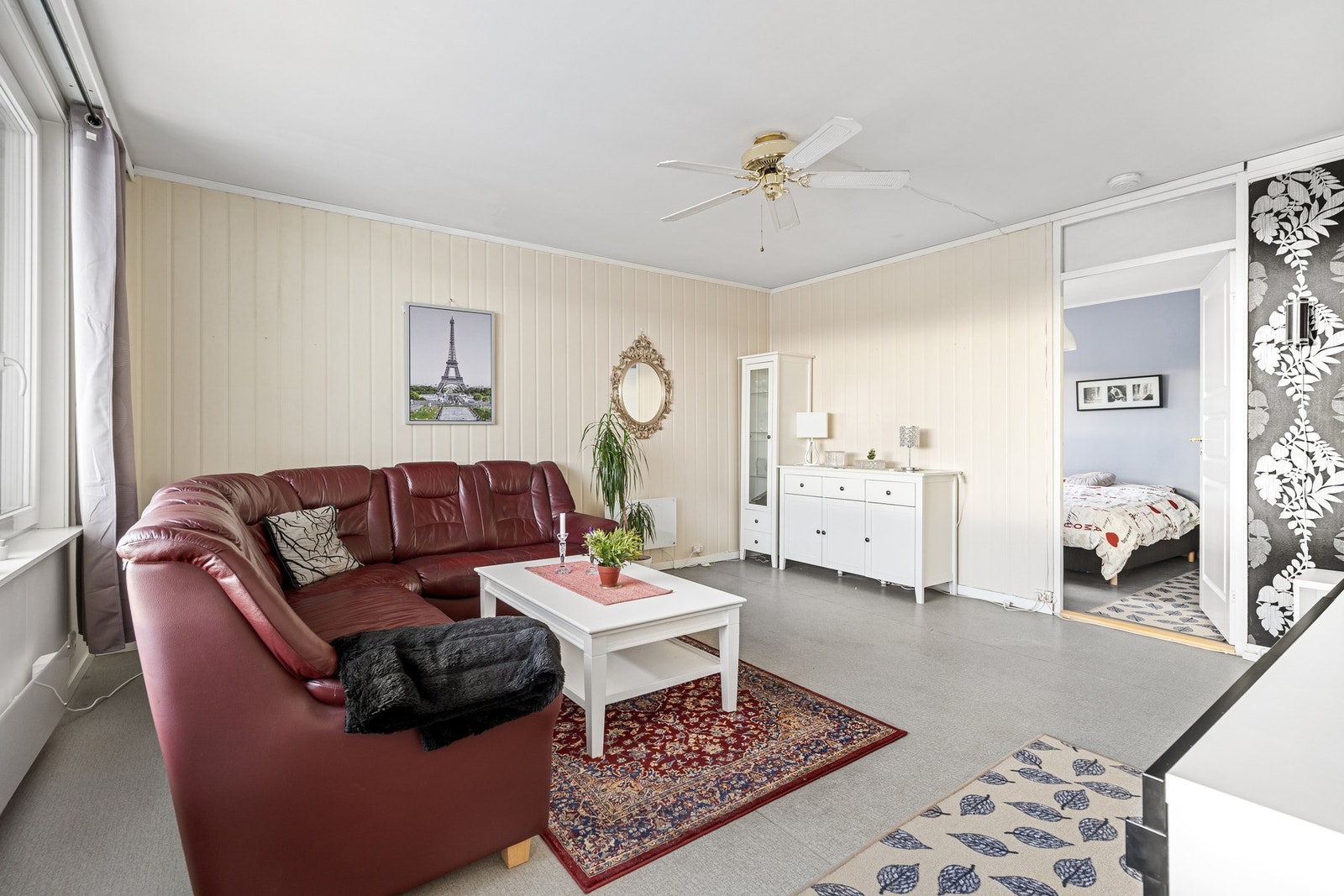 God møbleringsfrihet i stuen med plass til spisebord og sofagruppe. Galleribilde