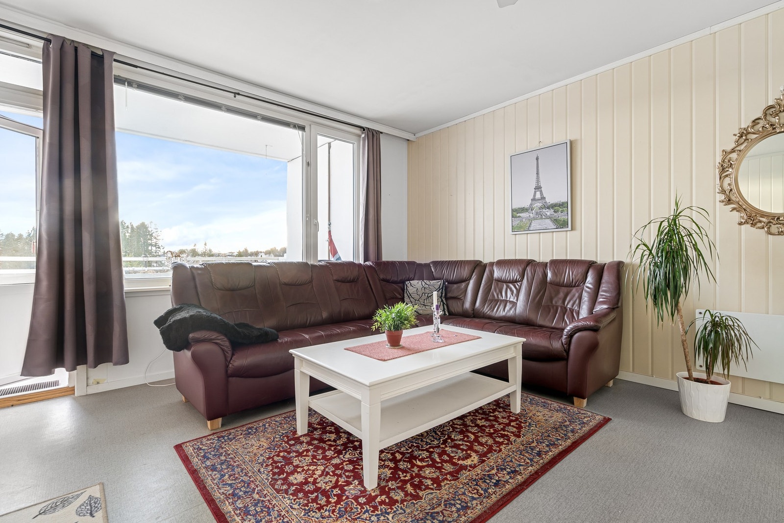 Store vindusflater i stuen som sørger for rikelig med naturlig lysinnslipp. Galleribilde