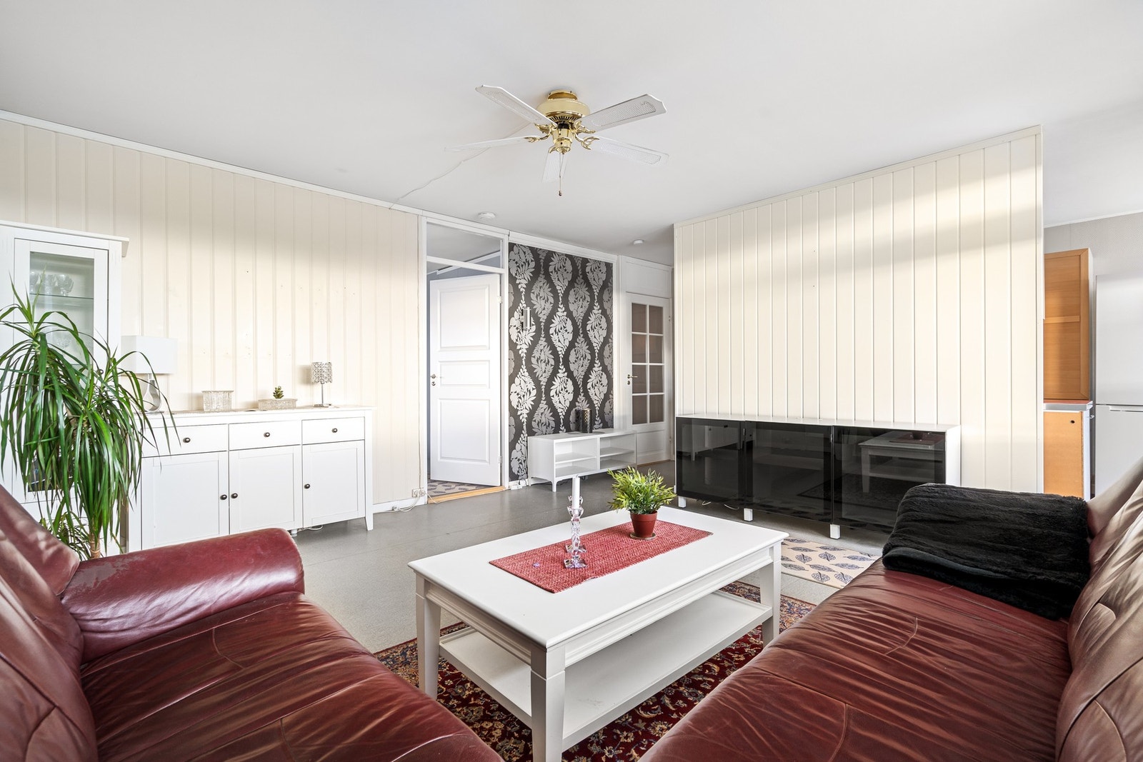 Det er lettvegg mellom stue og kjøkken. Galleribilde