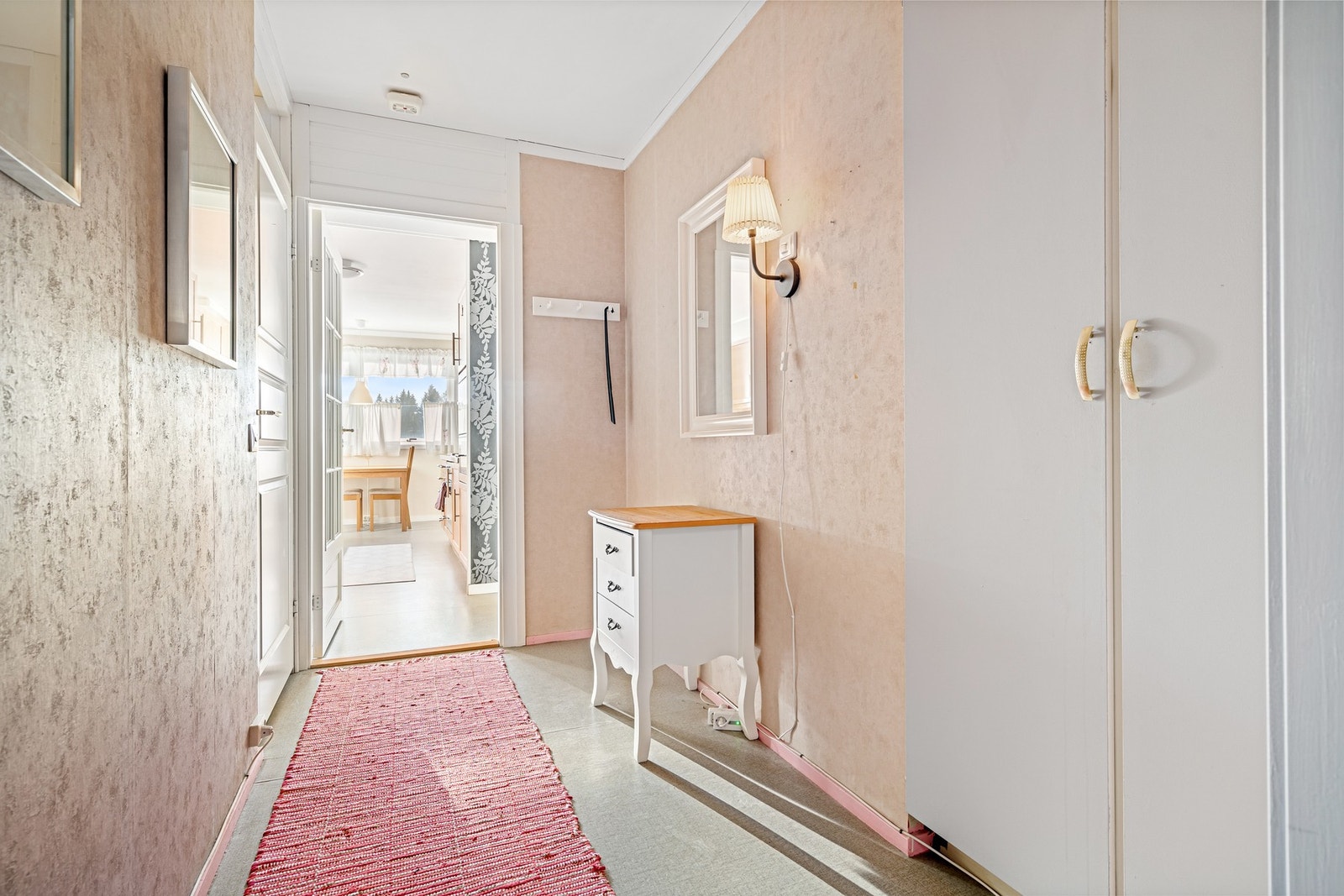 Entré med plass til garderobeløsning for oppheng av yttertøy. Galleribilde