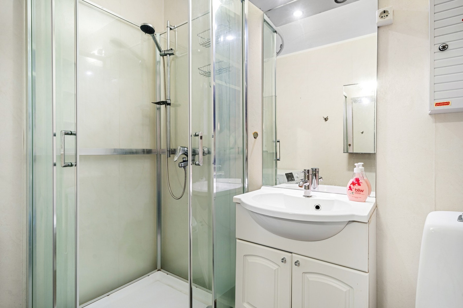 Gulvoverflater, innredning og ventilasjon har blitt vurdert til TG1 av takstmann. Galleribilde