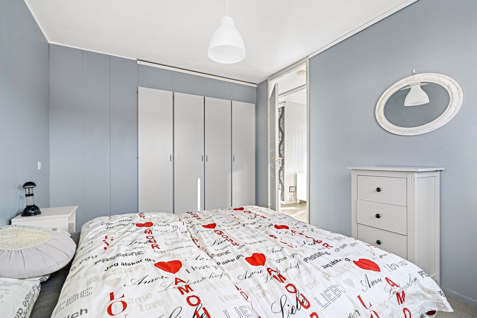 Romslig soverom på 12,5m² med plassbygde garderobeskap. Galleribilde