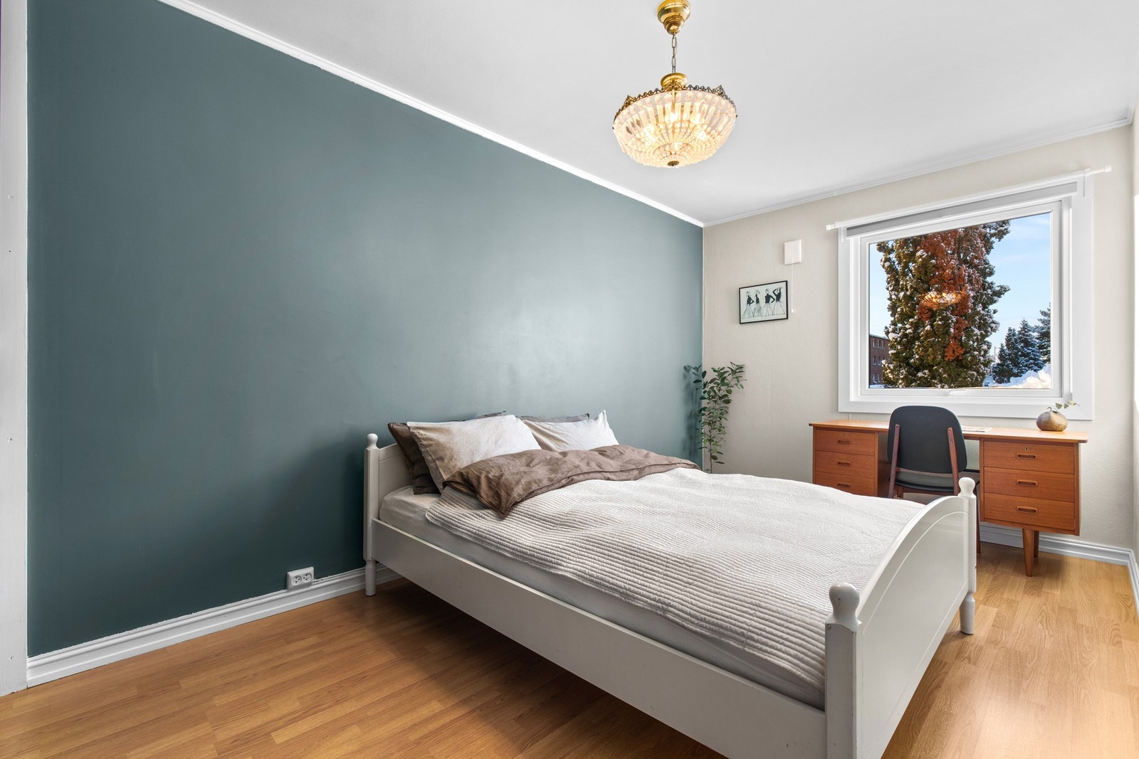 Soverommet inneholder medfølgende garderobeskap har plass til bekledningen din. For ytterligere lagringsplass disponerer leiligheten to kjellerboder på 3 kvm hver. Galleribilde