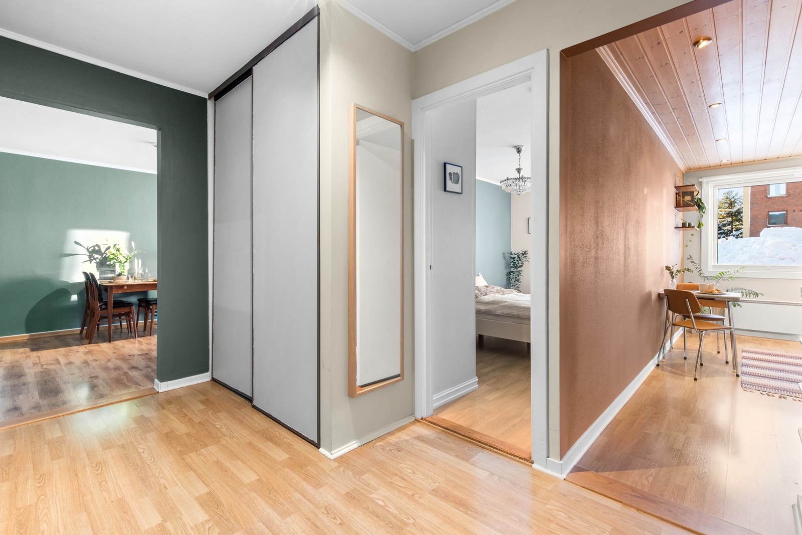 Innbydende entré med et flott fargevalg som gir et godt førsteinntrykk og velkomst. Plass til garderobe gir praktisk oppbevaring for yttertøy. Galleribilde