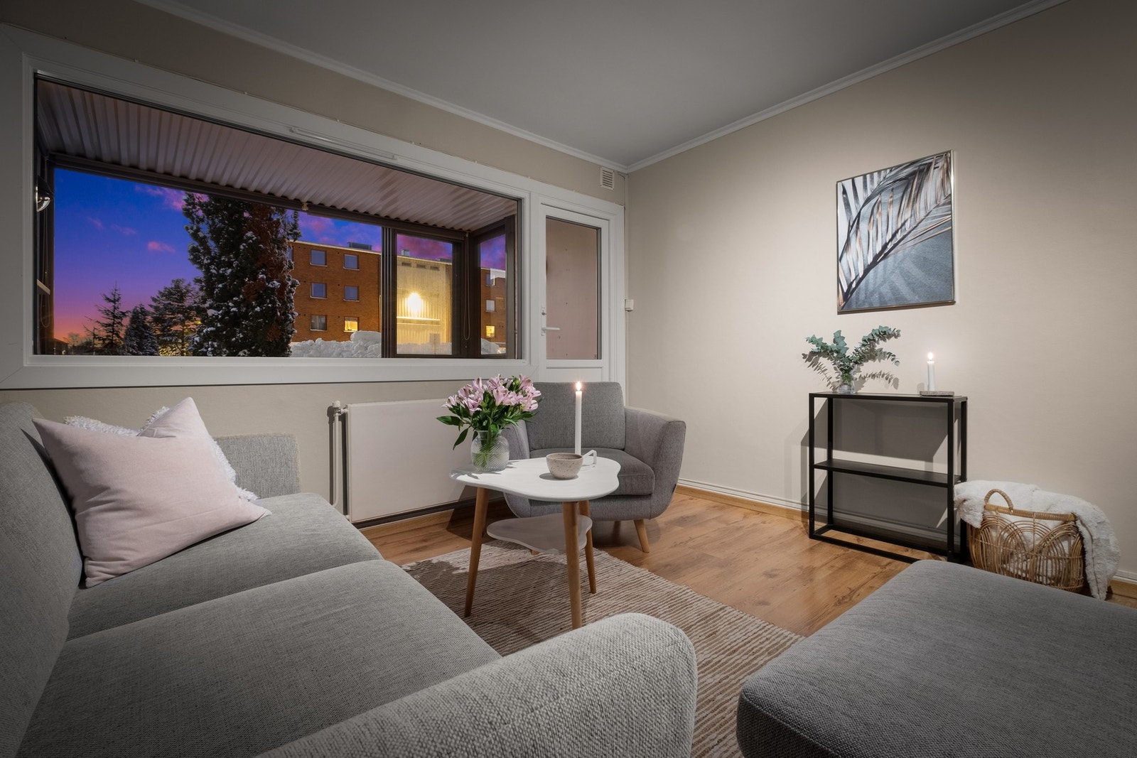 Det er god plass til sofa- og medieløsning i stuen. Galleribilde