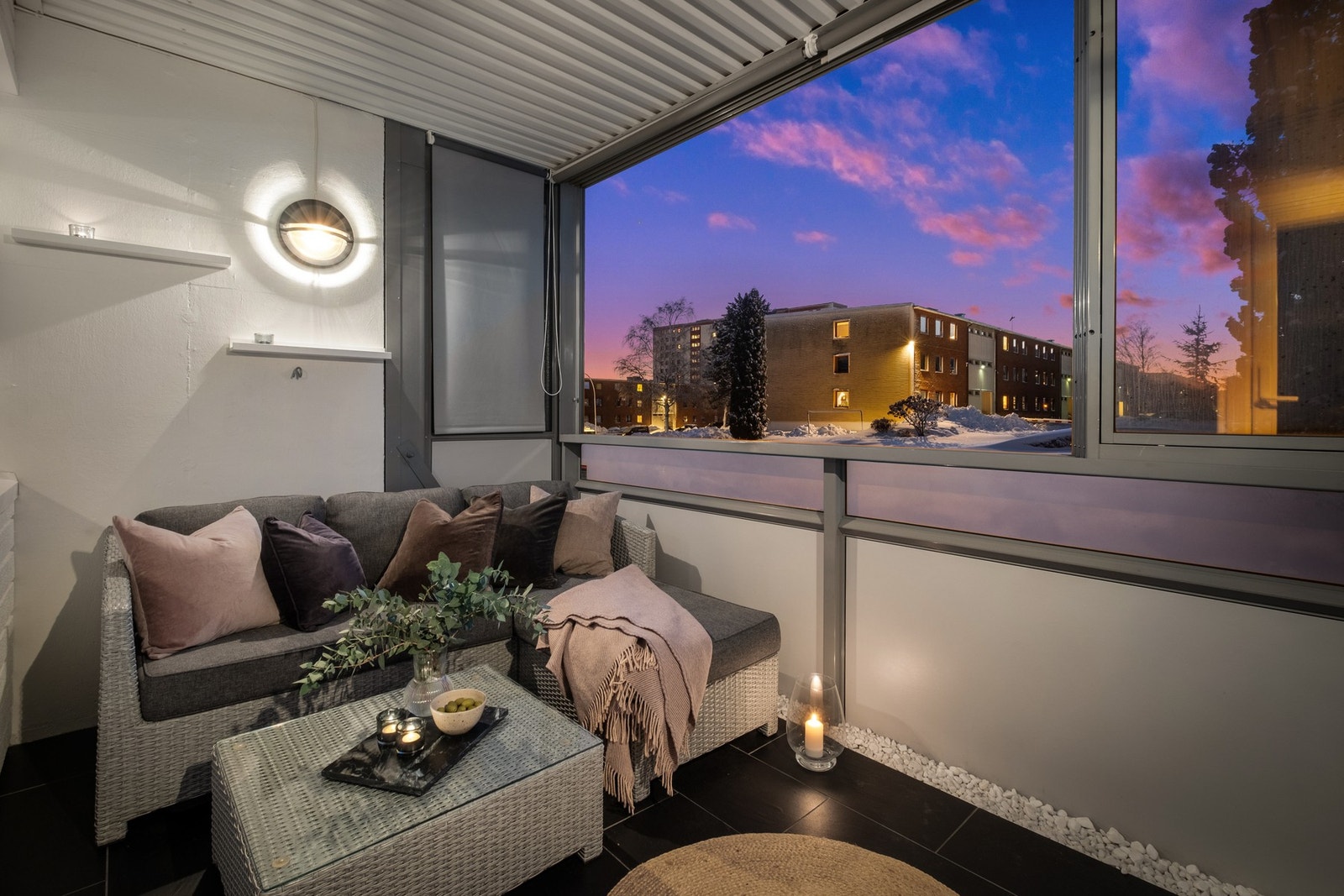 Mulighet for å skyve vinduene til side gjør at man enkelt kan nyte de forskjellige årstidene, ved å ha lukket ved kaldere høstkvelder eller åpent ved varme sommerdager. Galleribilde