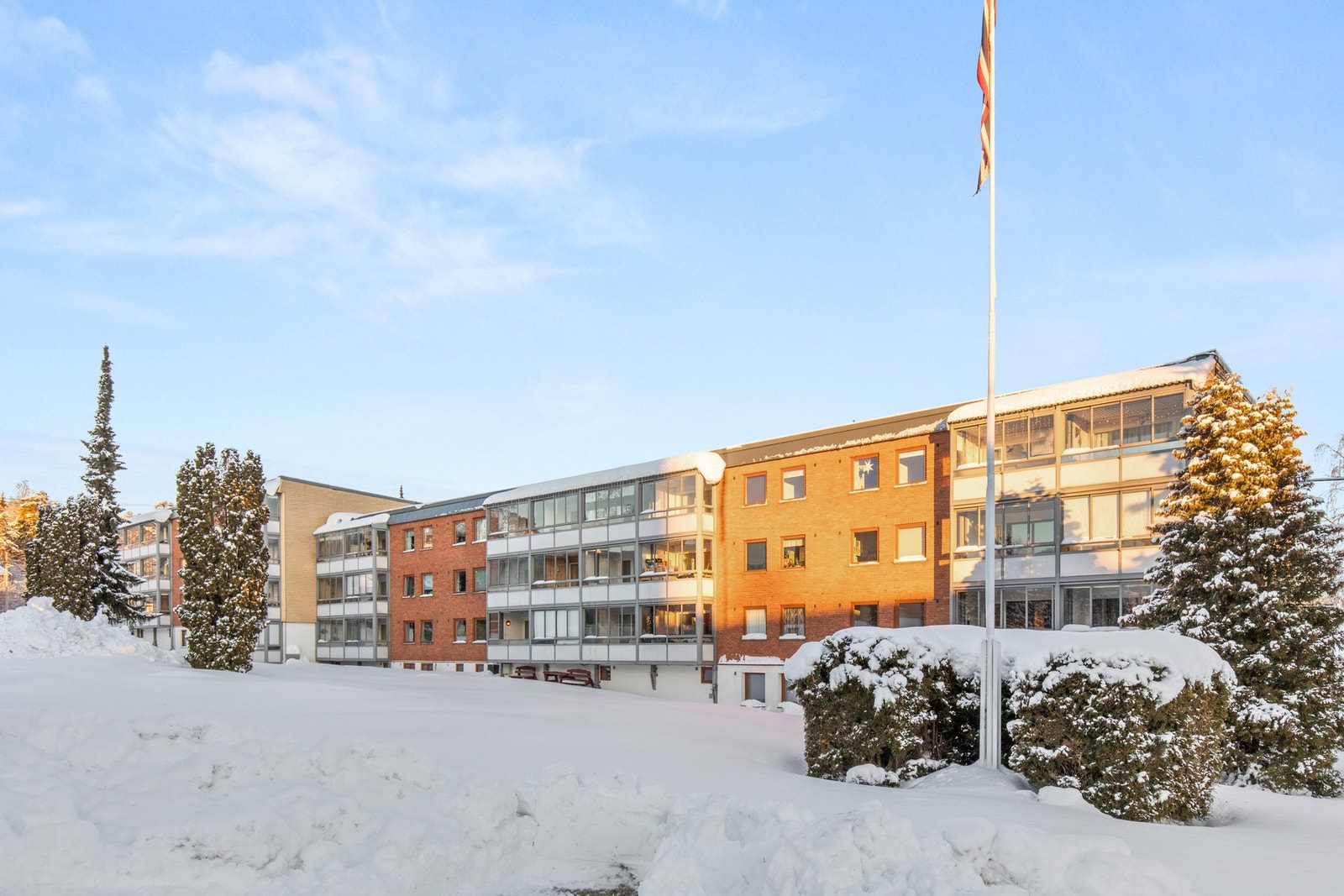 Fellesarealene er pent opparbeidet med store grøntarealer, variert vegetasjon, sittegrupper, grillplass, fotballbane og lekeapparater samt asfalterte gang- og stikkveier. Galleribilde